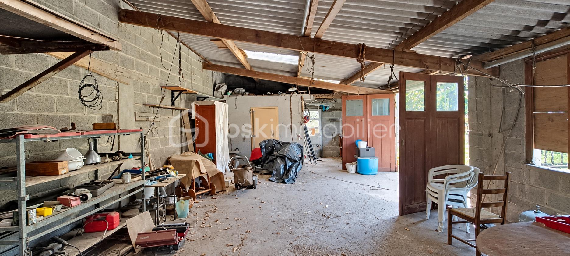 Dépendance brute avec rangement et mobilier.png