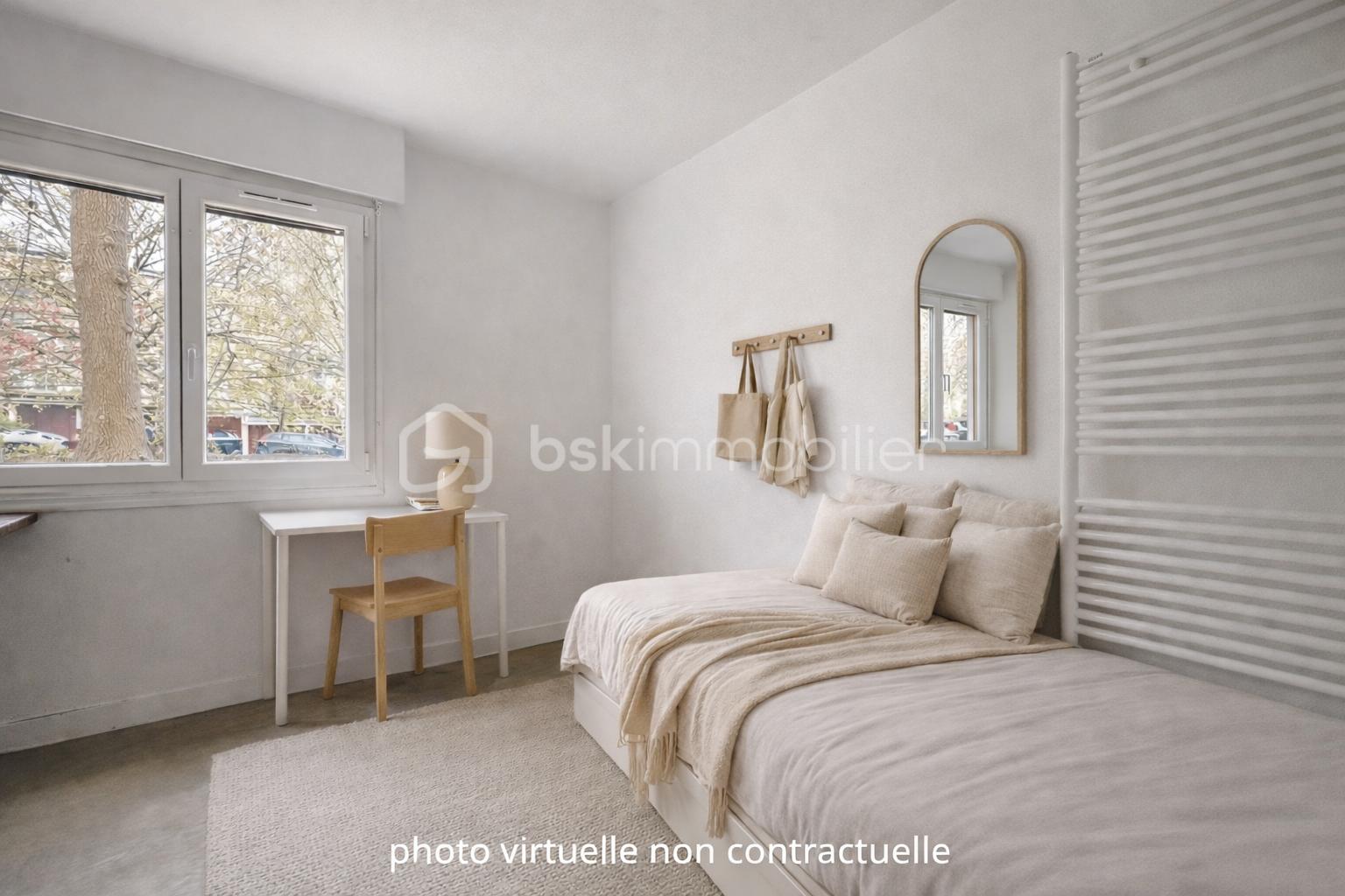 Chambre minimaliste avec lumière naturelle.png