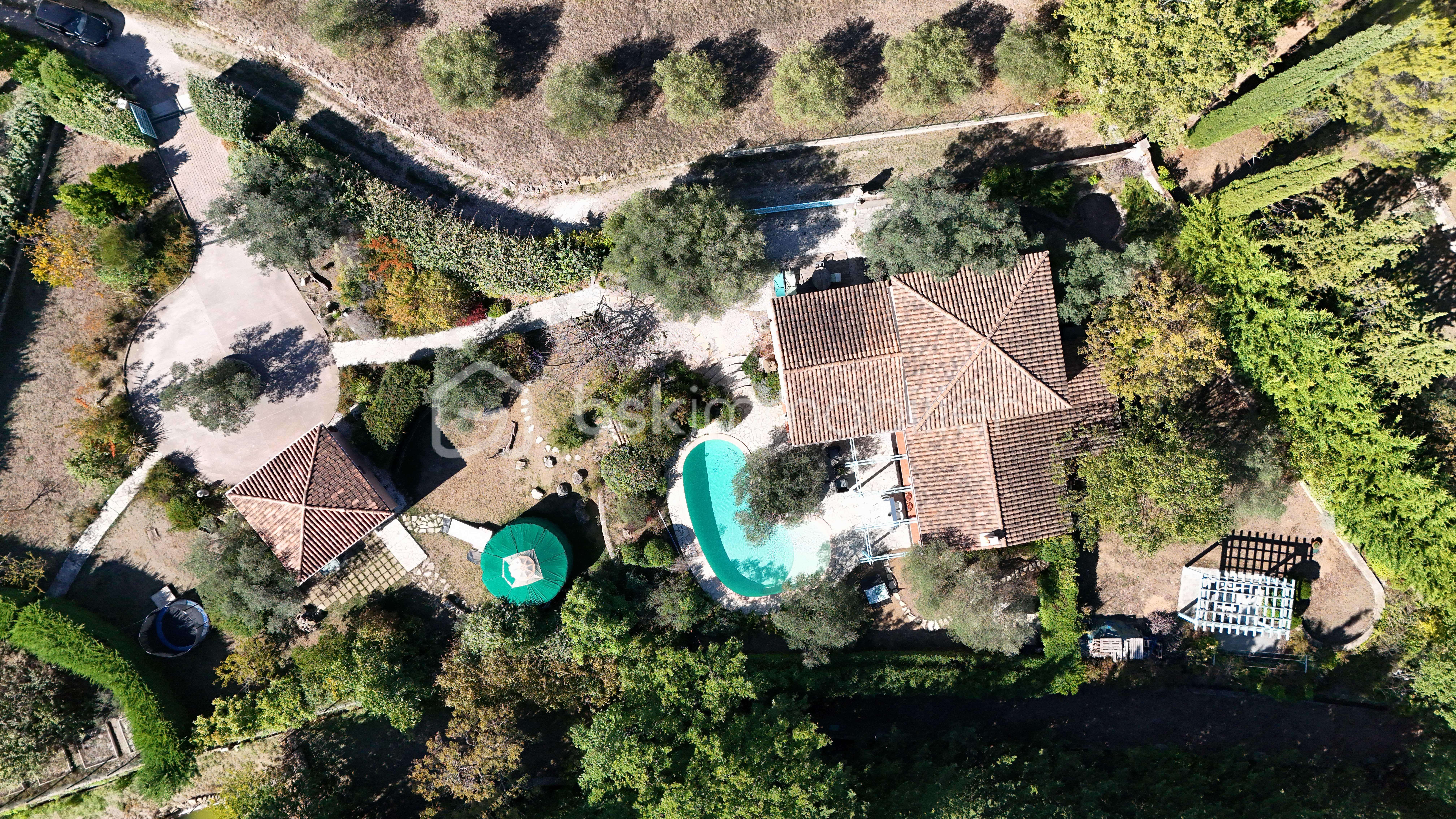 Maison traditionnelle de 187 m² - terrain-plongée o.jpg