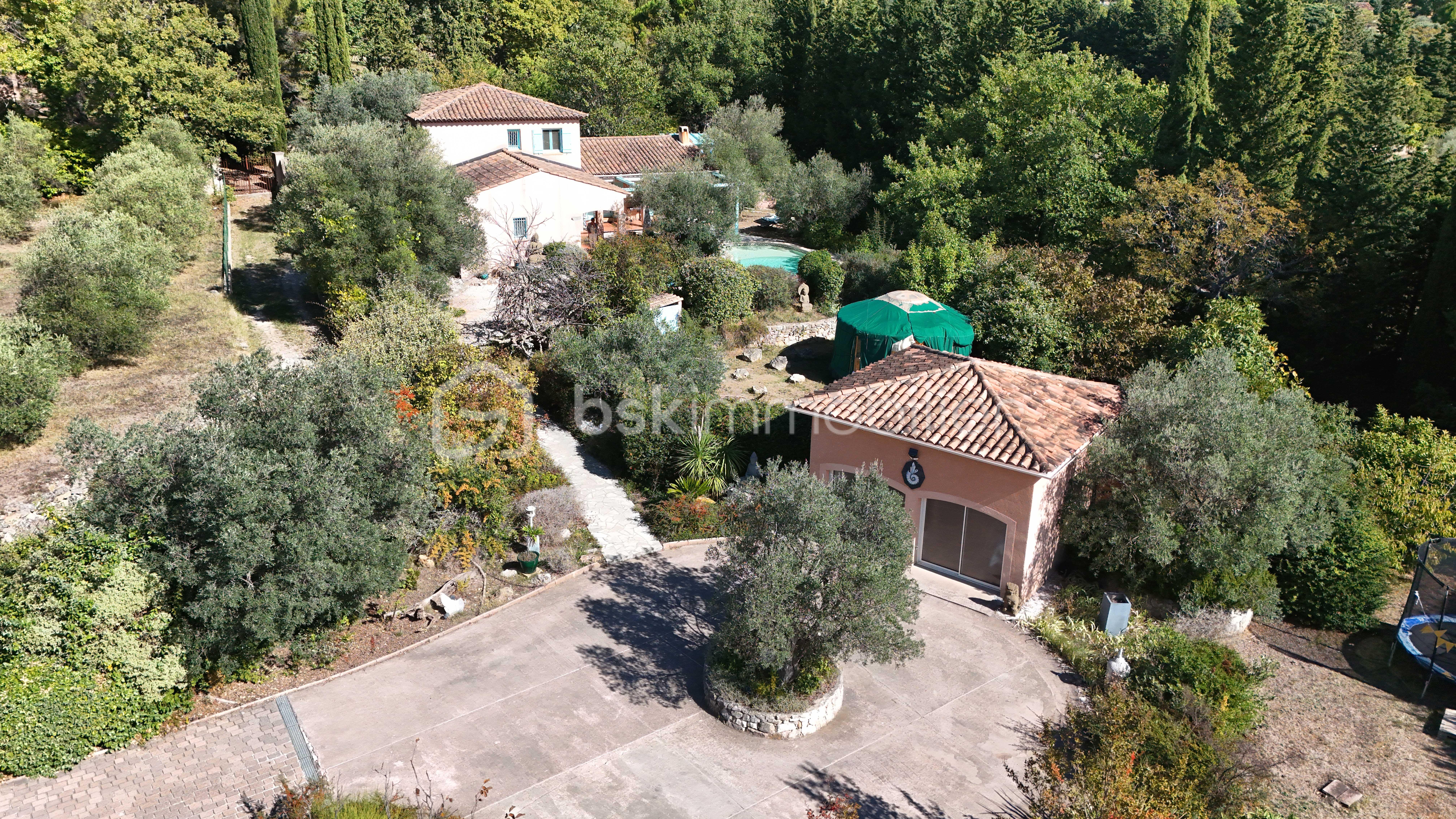 Maison traditionnelle de 187 m² - terrain-garage o.jpg