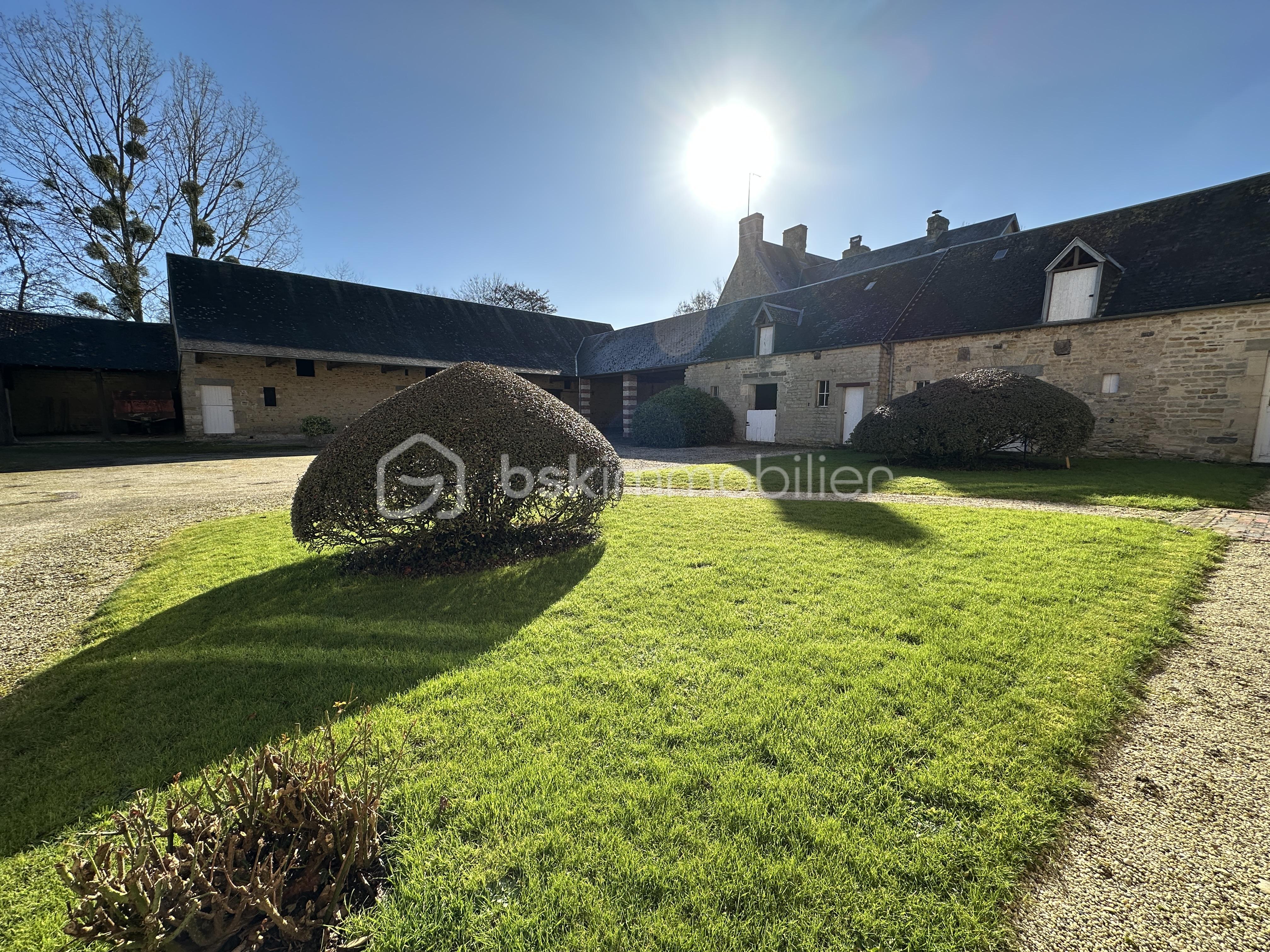 Maison en pierre de 202 m² - COUR CORPS DE FERME (1).JPEG