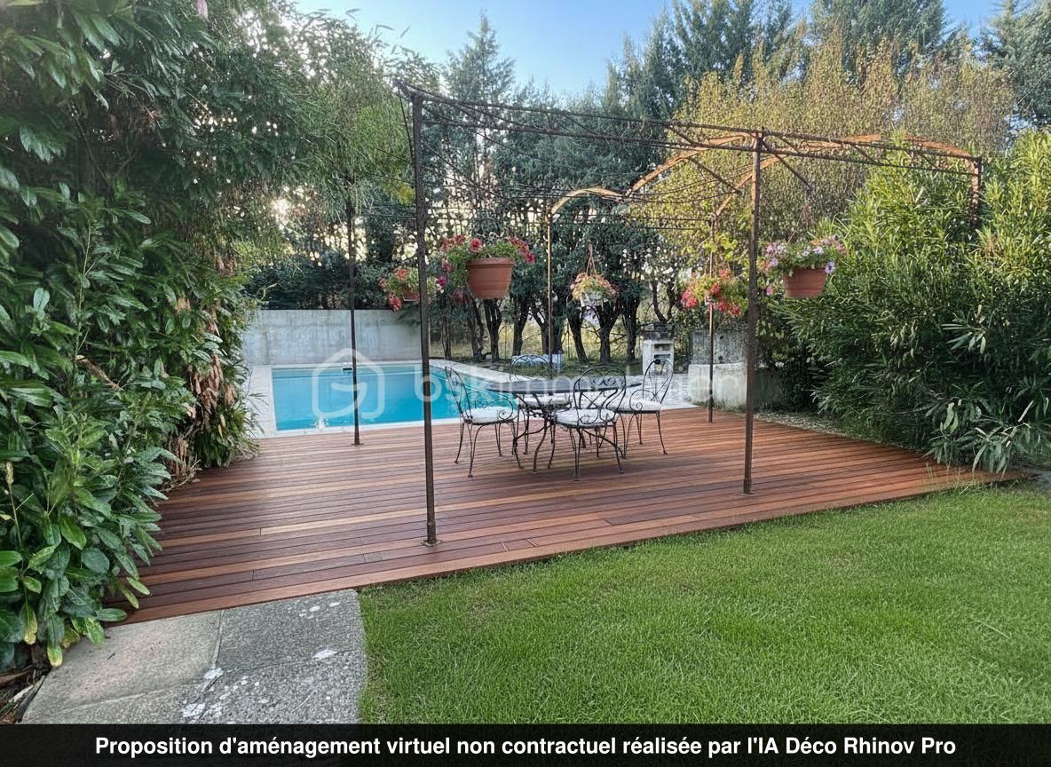 Maison de 40 m² - vue terrasse vers piscine avec bois exotique .jpg