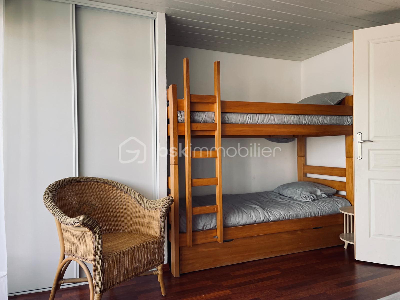 Maison jumelee de 95 m² - photo chambre 1 côté lit supp.jpg