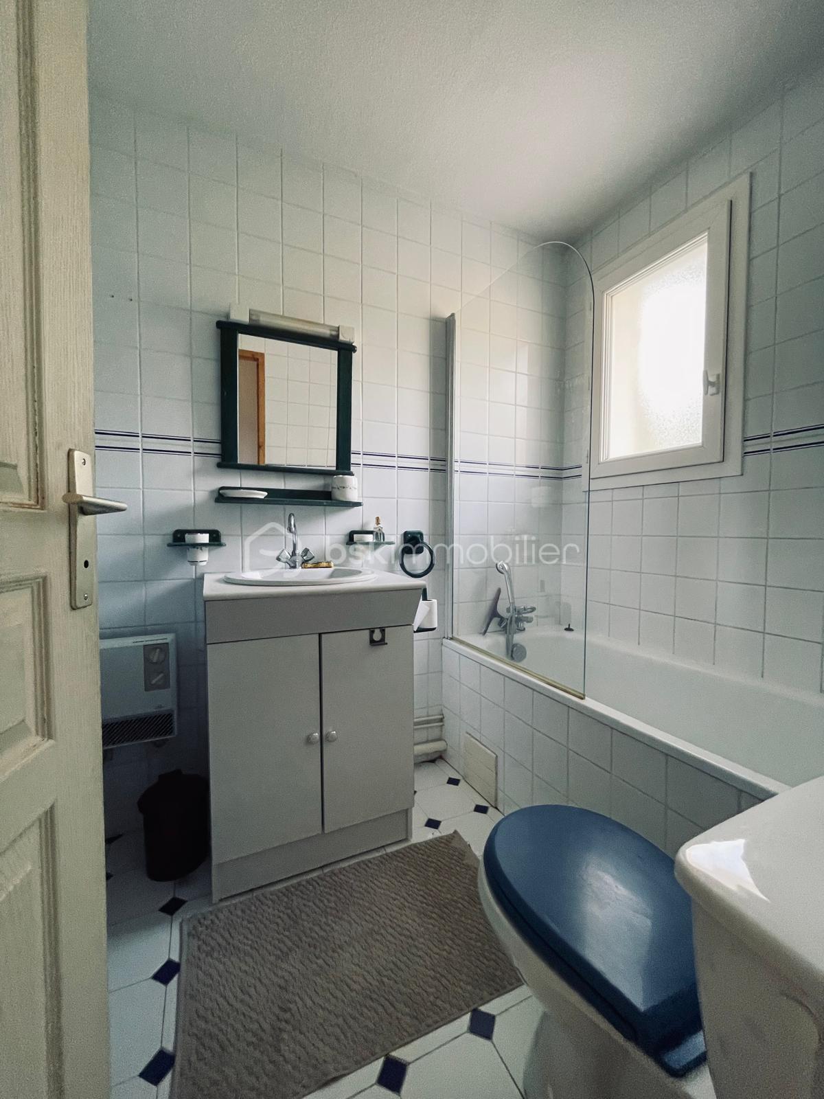 Maison jumelee de 95 m² - photo sdb étage.jpg