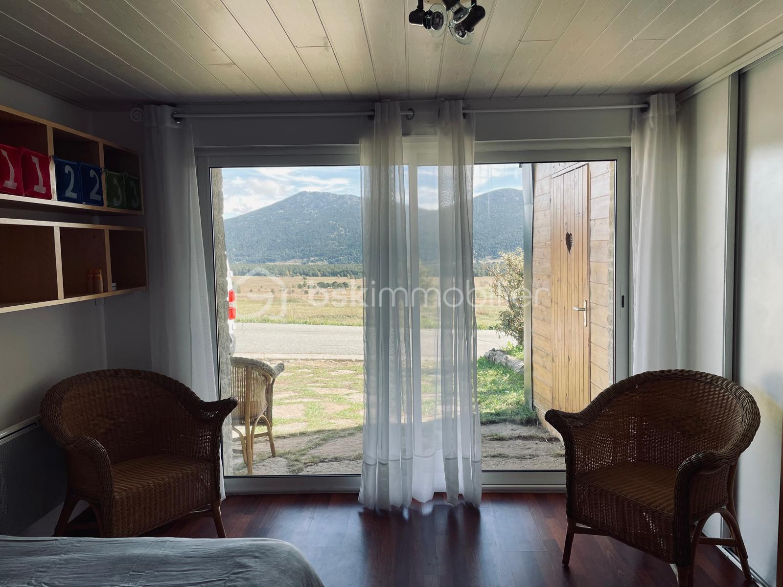 Maison jumelee de 95 m² - photo chambre 1 vue ext .jpg