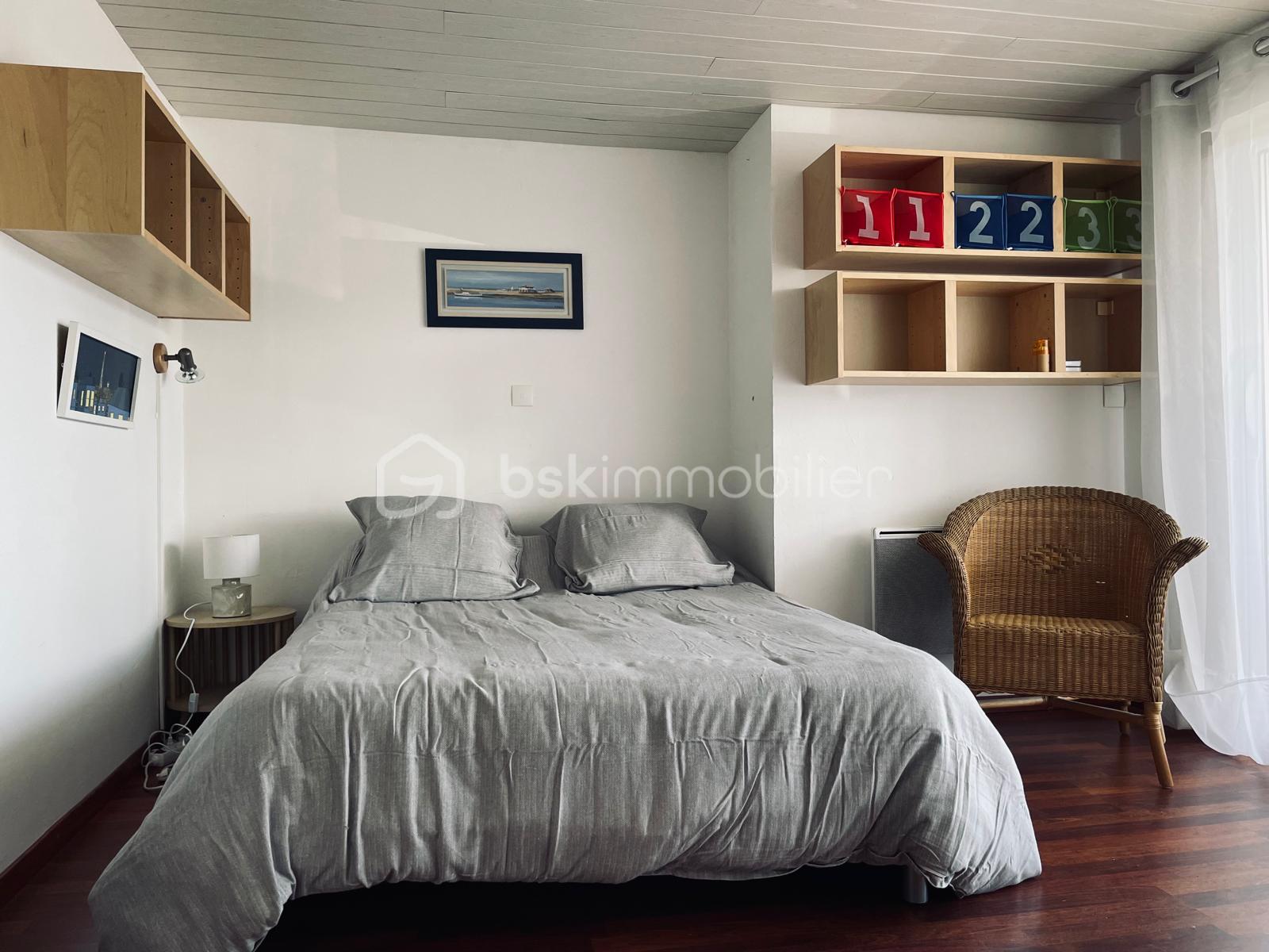 Maison jumelee de 95 m² - photo chambre 1 côté grand lit.jpg
