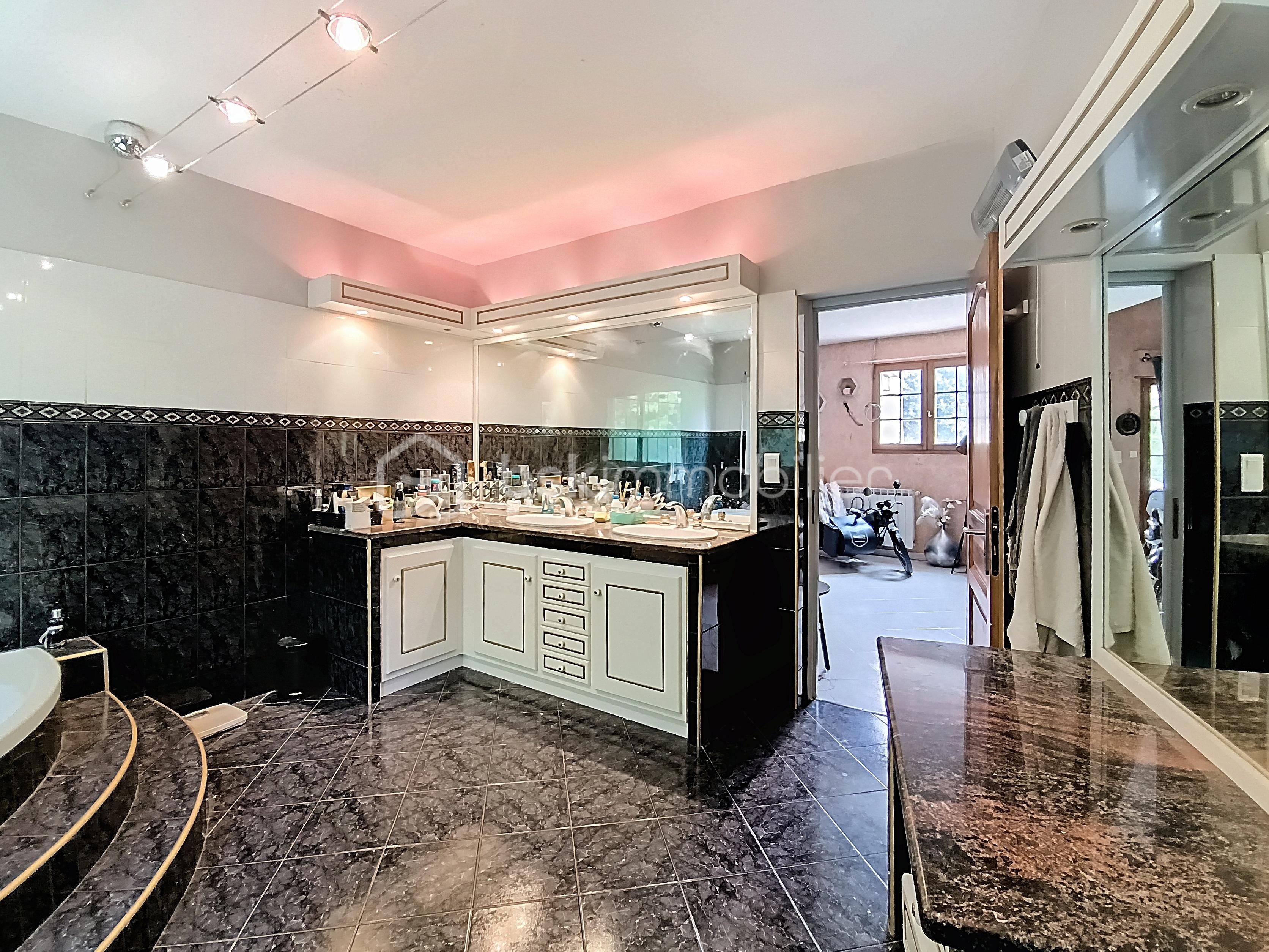 Maison de 287 m² - salle de bain bis.jpg
