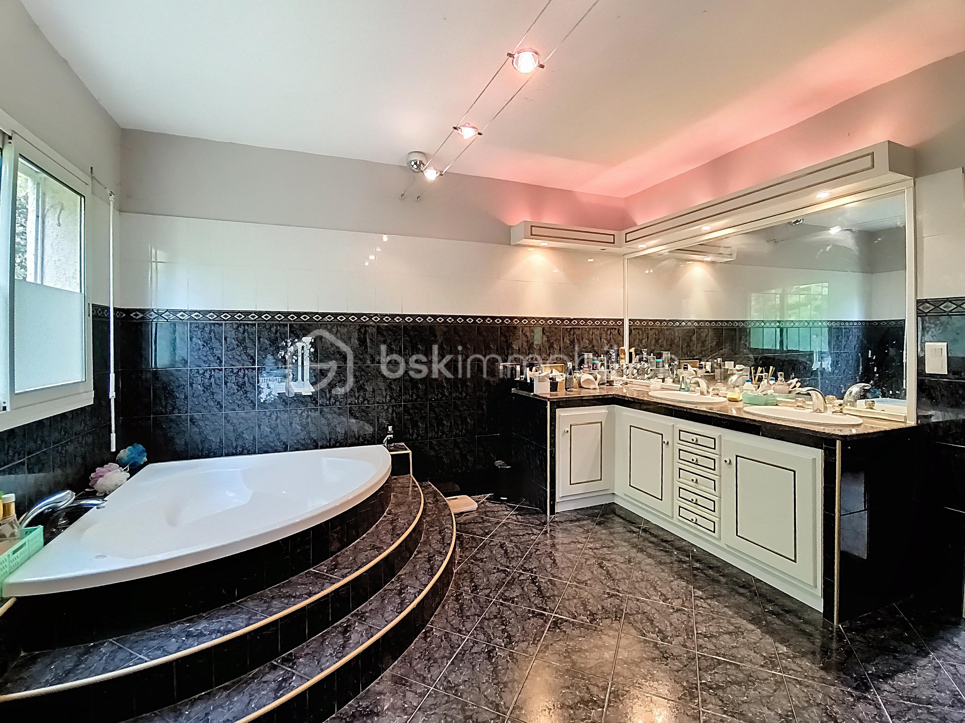 Maison de 287 m² - salle de bain ter.jpg