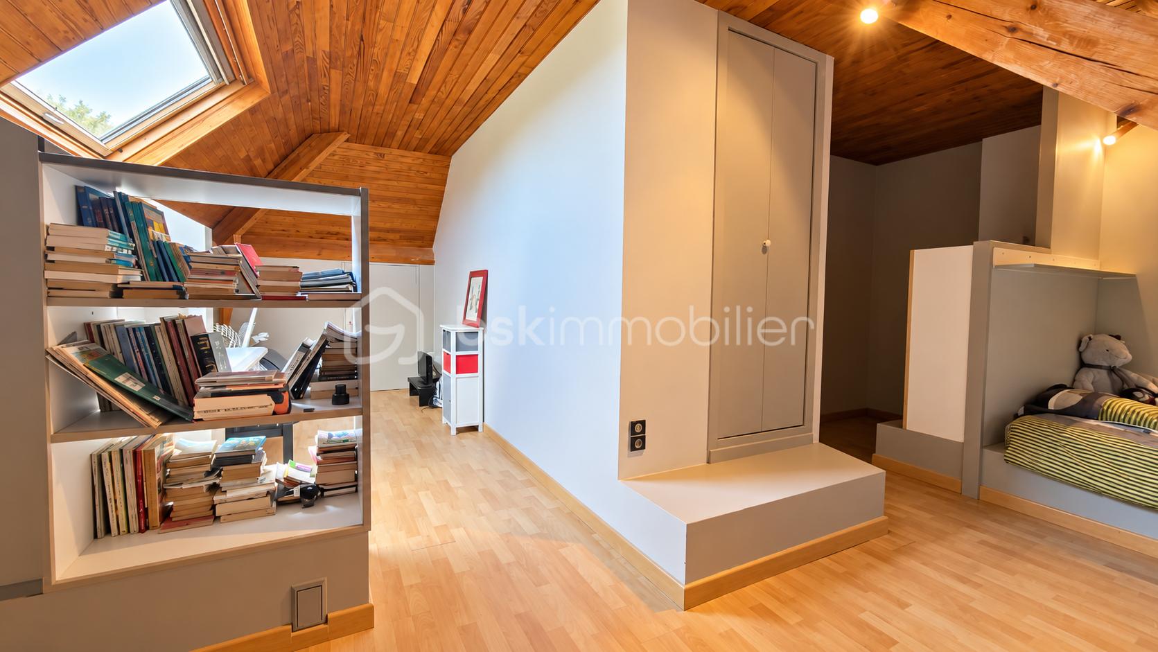 Loft mansardé chaleureux et lumineux.png