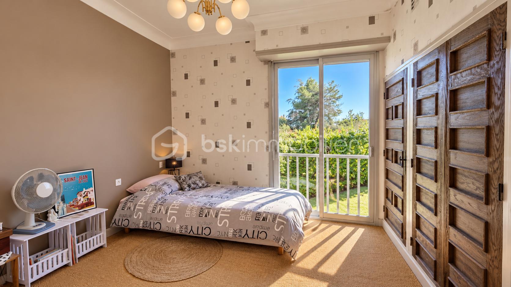 Chambre lumineuse avec vue sur jardin.png