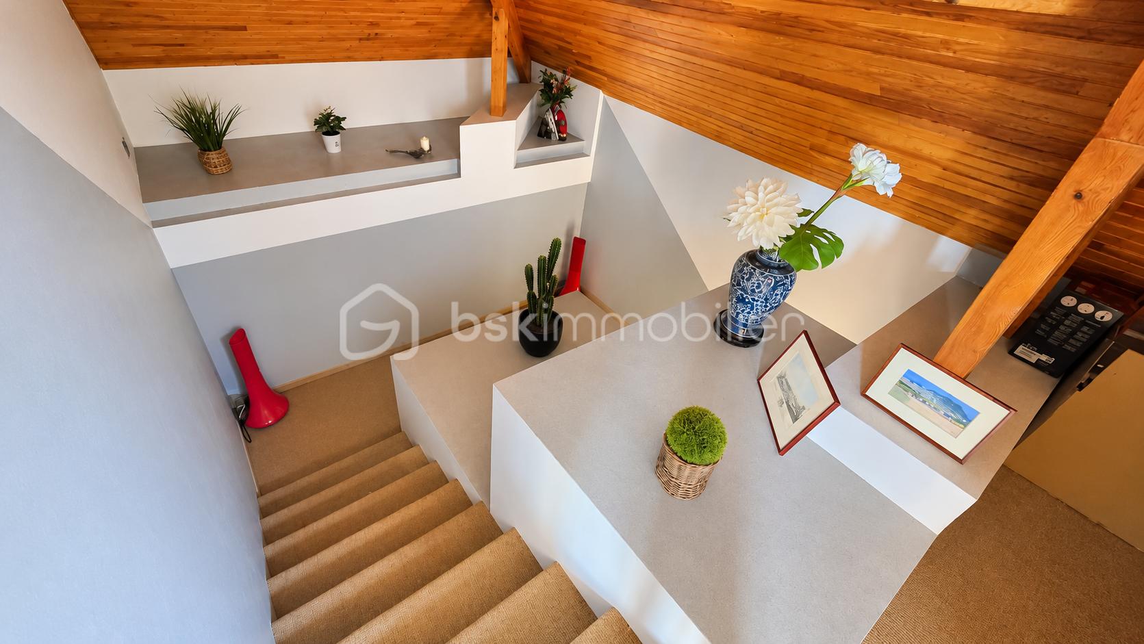 Escalier mansardé lumineux et décoré.png