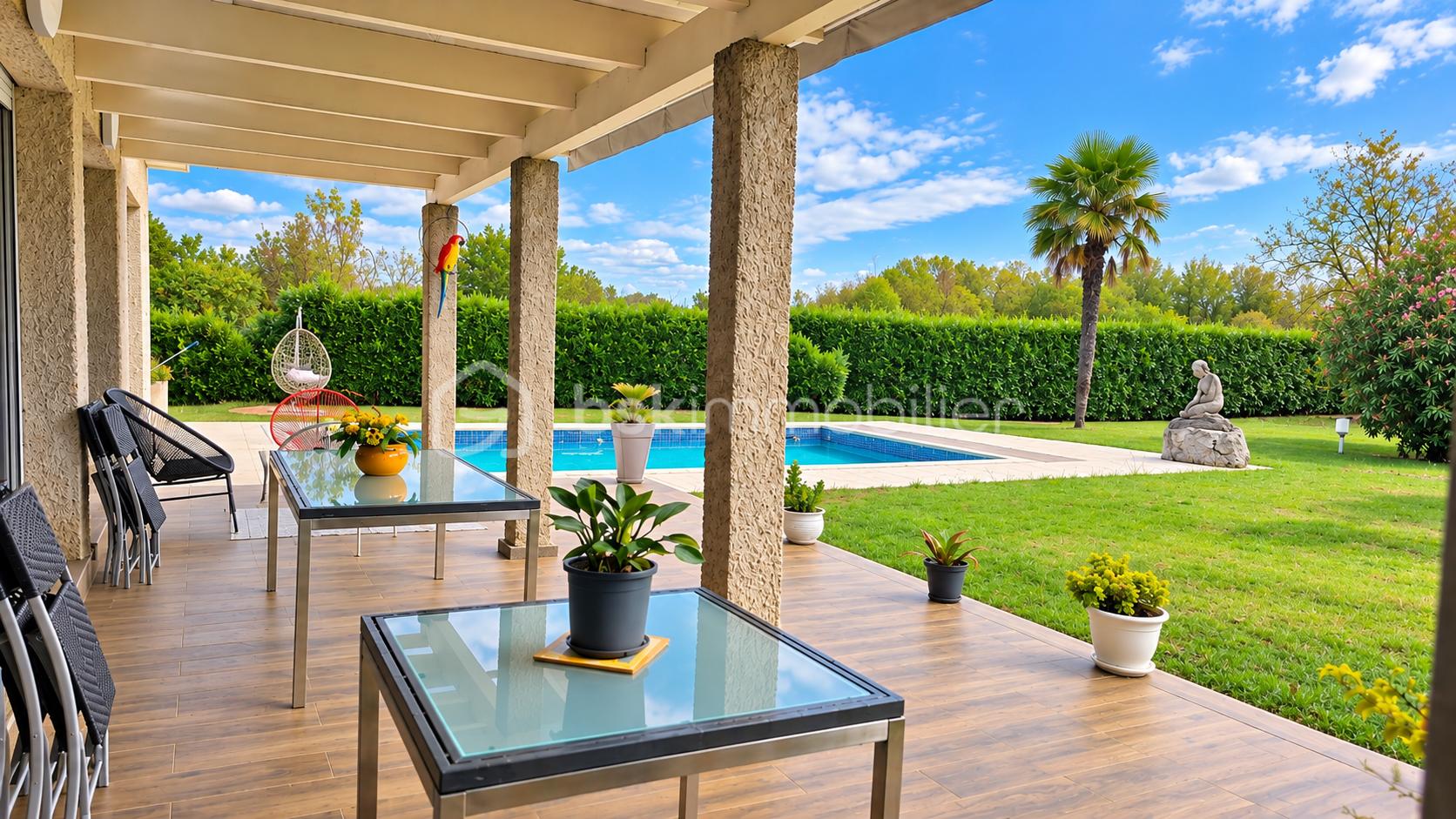 Terrasse couverte avec piscine et jardin.png