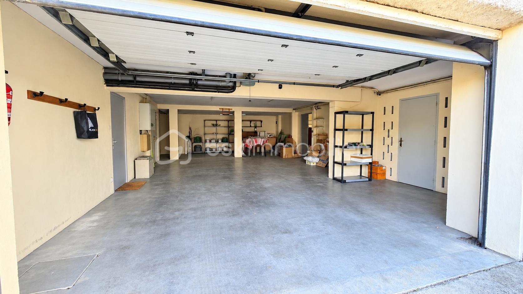 Garage résidentiel lumineux et organisé.png