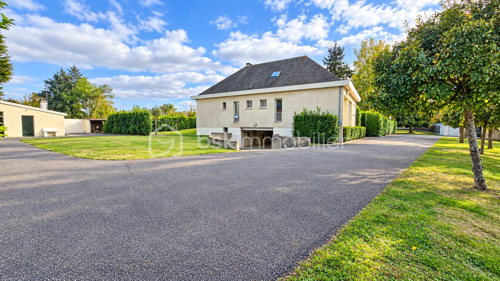 Maison suburbaine sous ciel nuageux.png