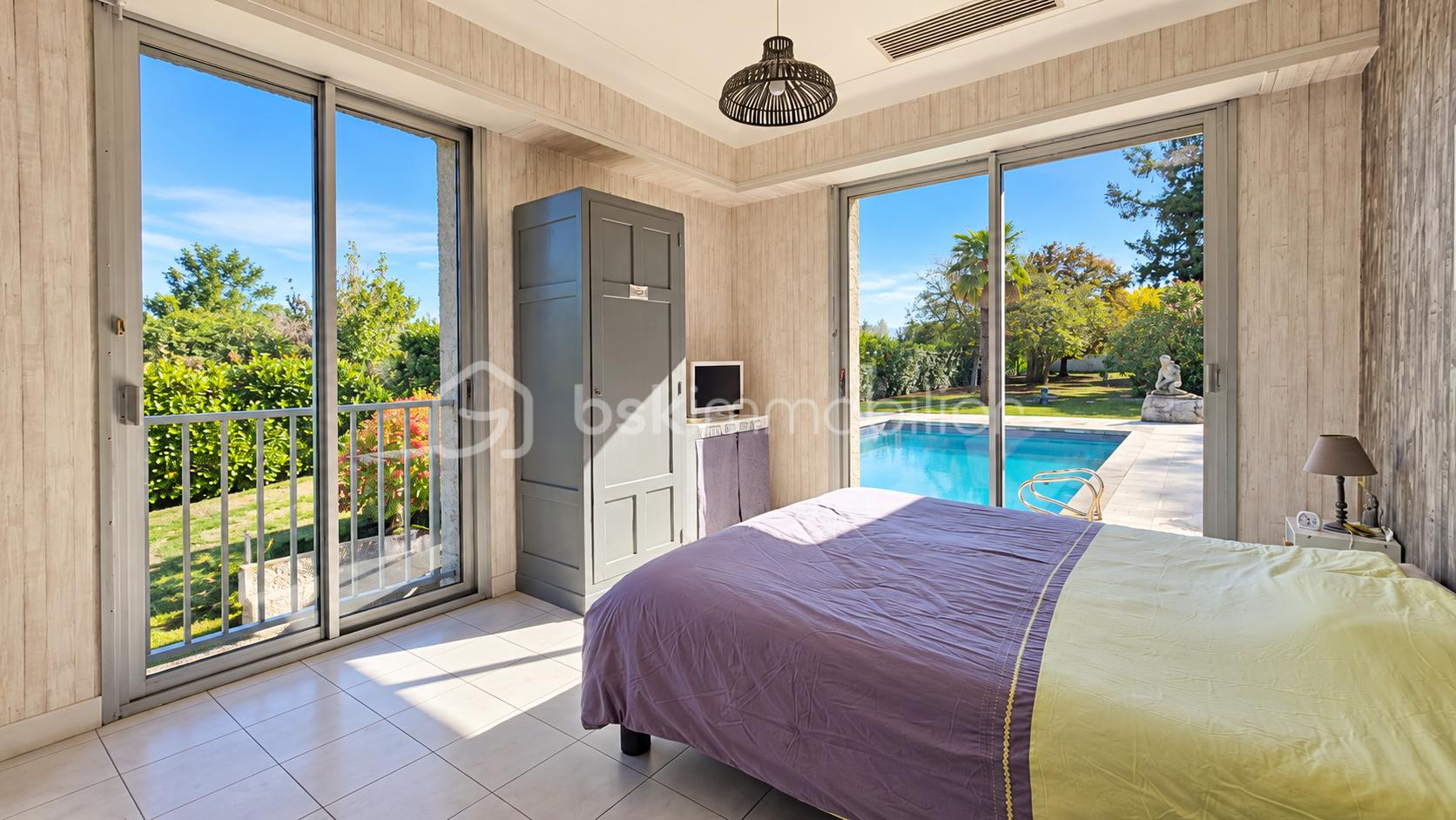 Chambre lumineuse avec vue sur piscine.png