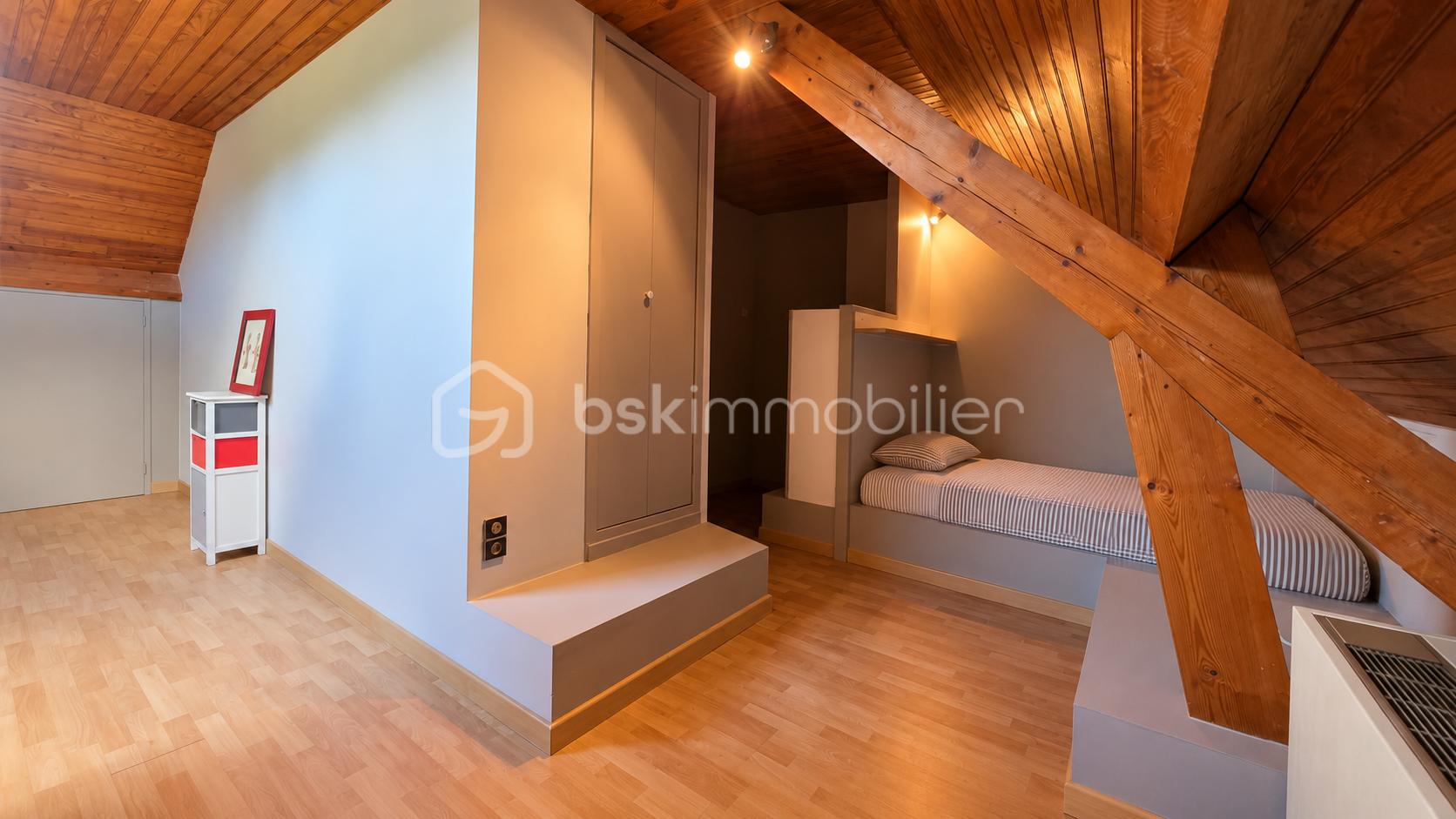 Chambre mansardée chaleureuse et ordonnée.png
