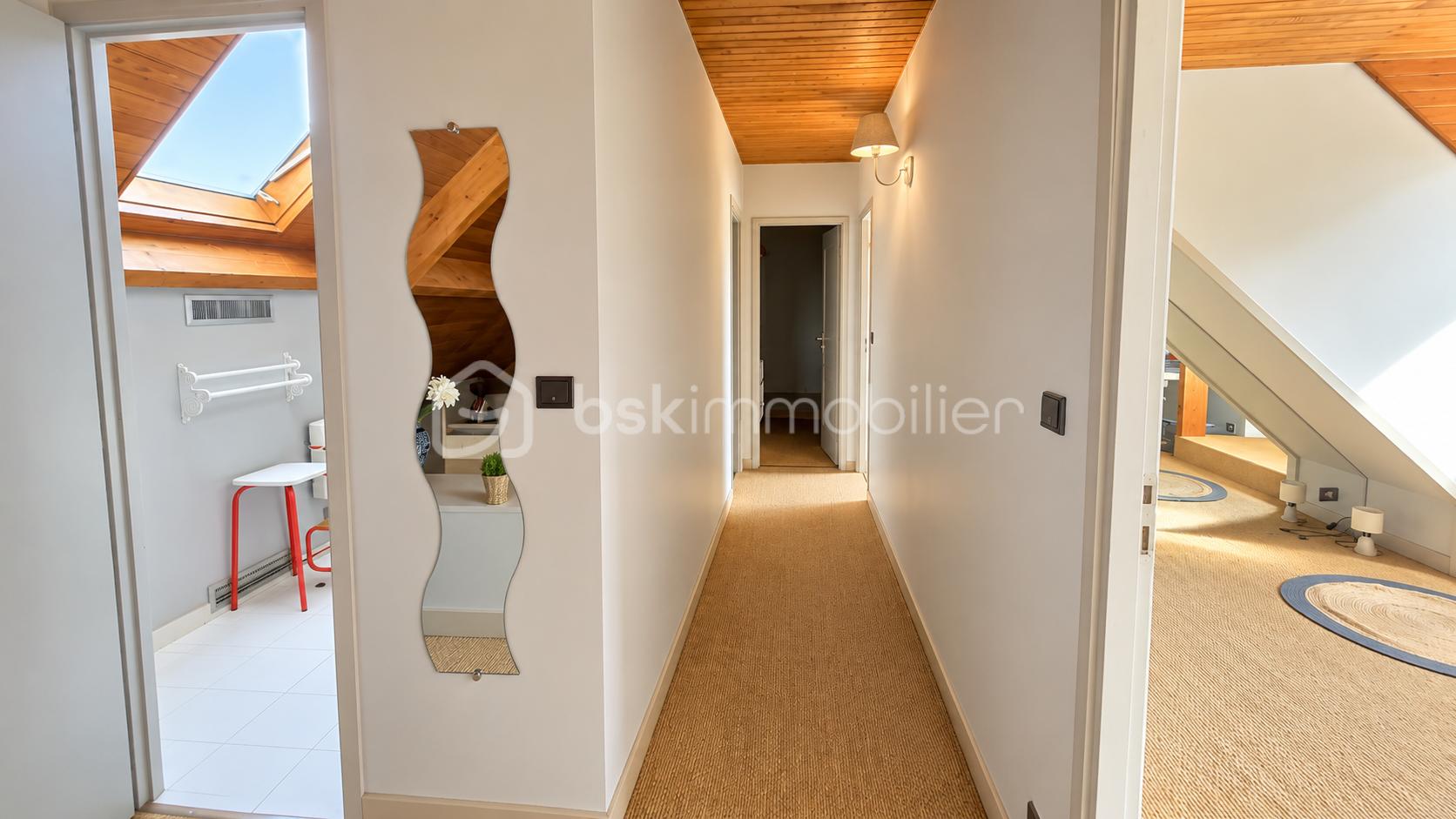 Couloir mansardé lumineux et chaleureux.png