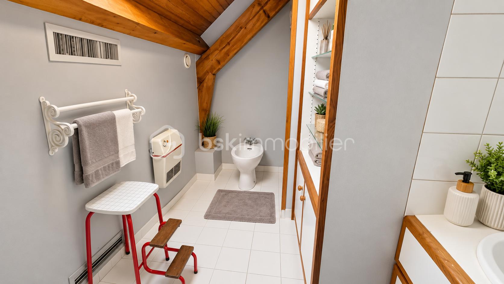Salle de bain mansardée ordonnée aux tons chaleureux.png