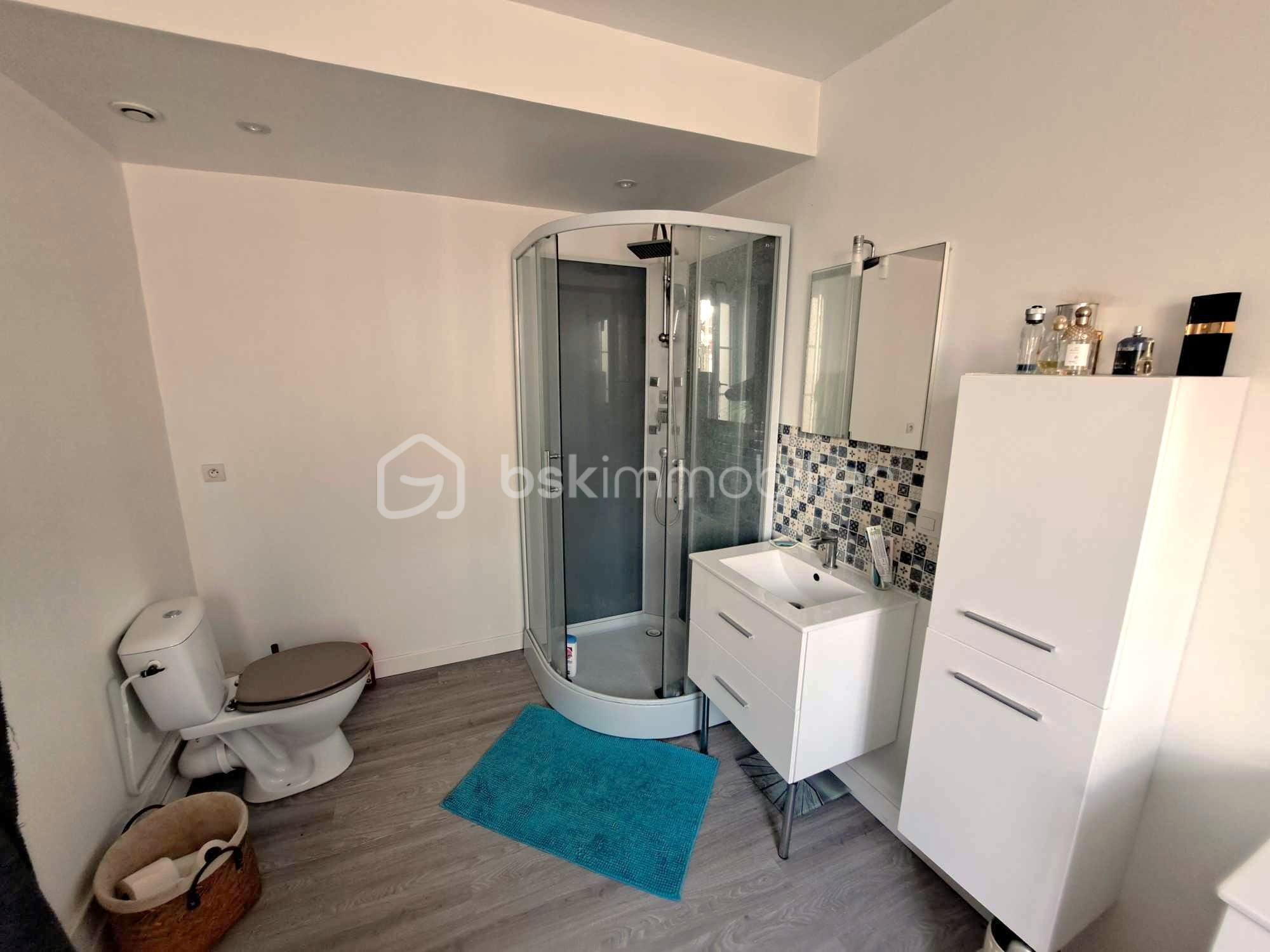 Maison de village de 84 m² - salle de douche 1.jpg