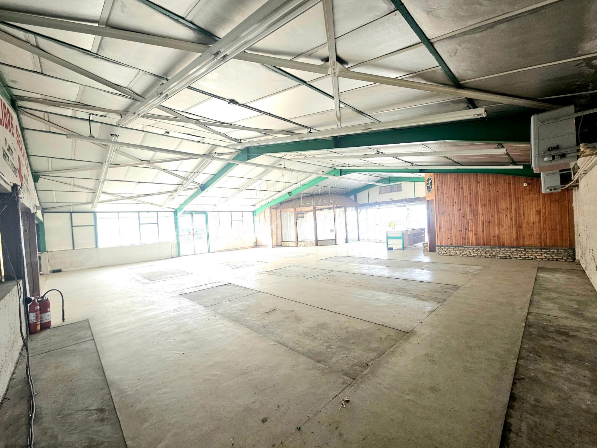 Local d activites de 825 m² - WhatsApp Image 2025-11-10 at 22.00.43 (8).jpeg