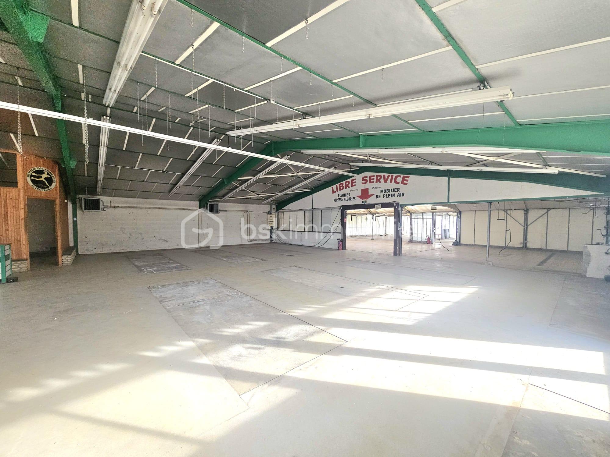 Local d activites de 825 m² - WhatsApp Image 2025-11-10 at 22.00.43 (5).jpeg