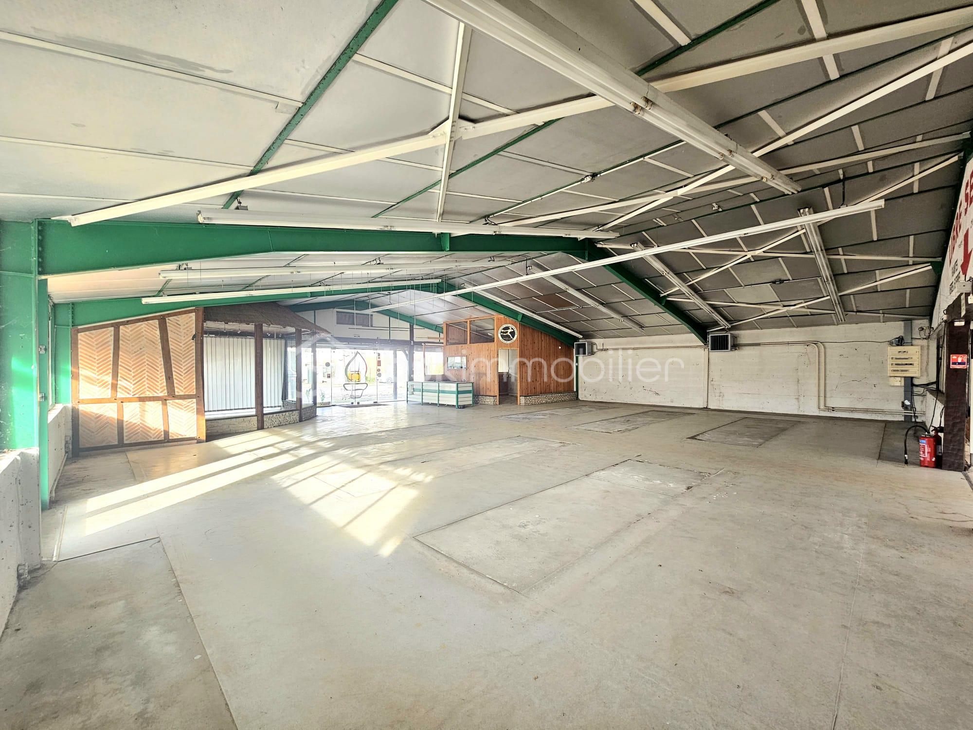 Local d activites de 825 m² - WhatsApp Image 2025-11-10 at 22.00.43.jpeg