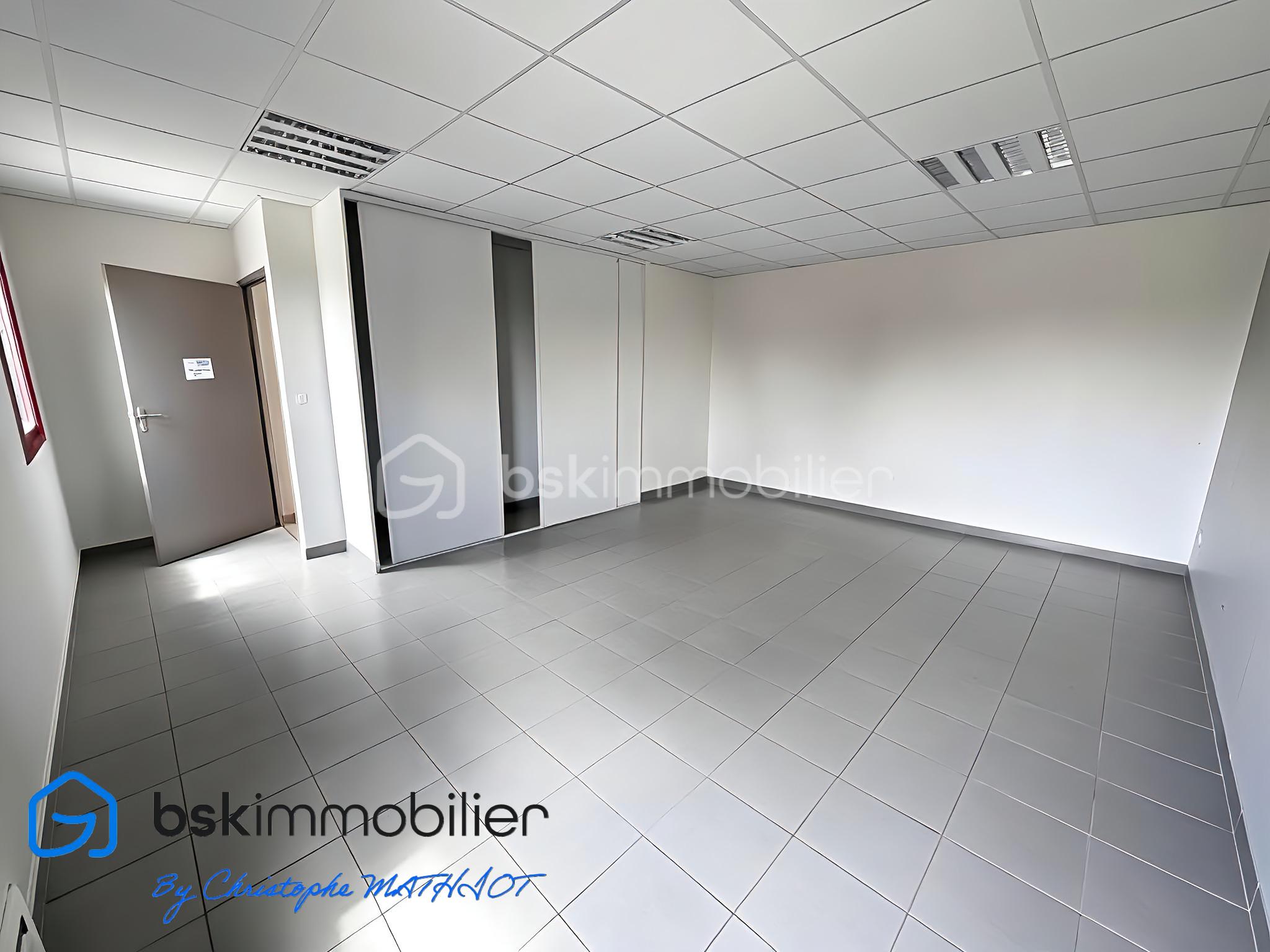 Local d activites de 1 700 m² - EnhanceLowLightImage_70_20250726.jpeg