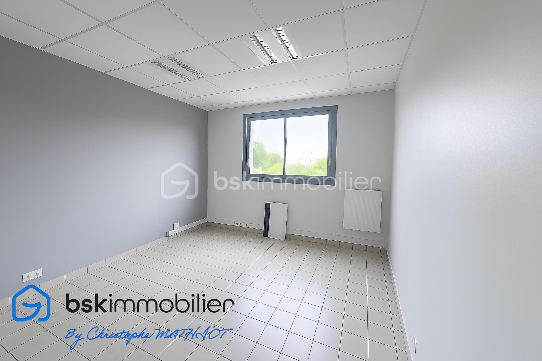 Local d activites de 1 700 m² - UpscaleImage_1_20250726.jpeg