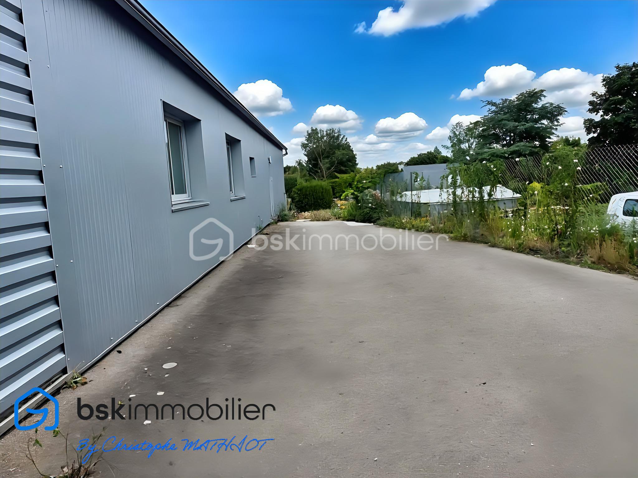 Local d activites de 1 700 m² - EnhanceLowLightImage_59_20250726.jpeg