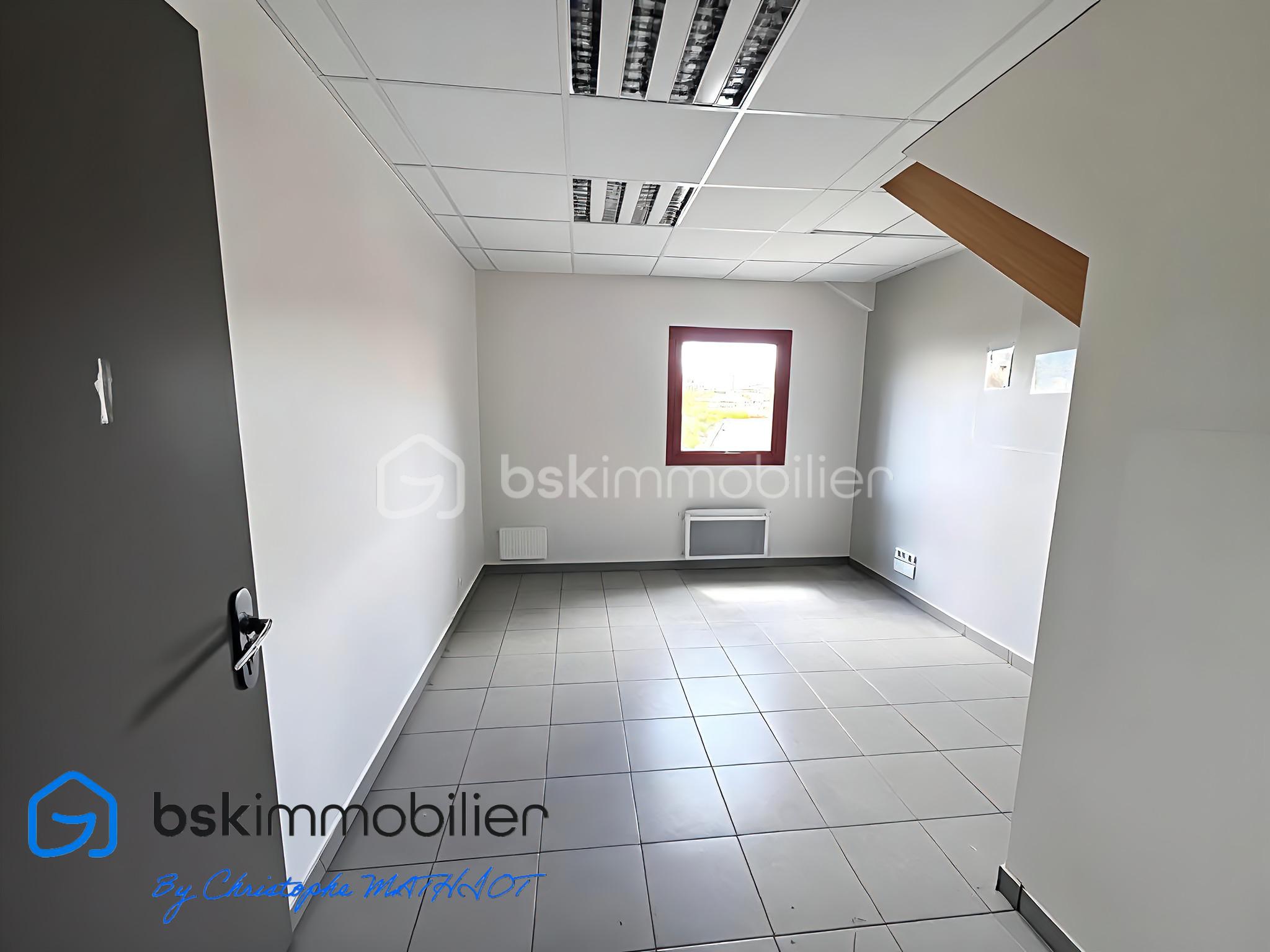 Local d activites de 1 700 m² - EnhanceLowLightImage_80_20250726.jpeg