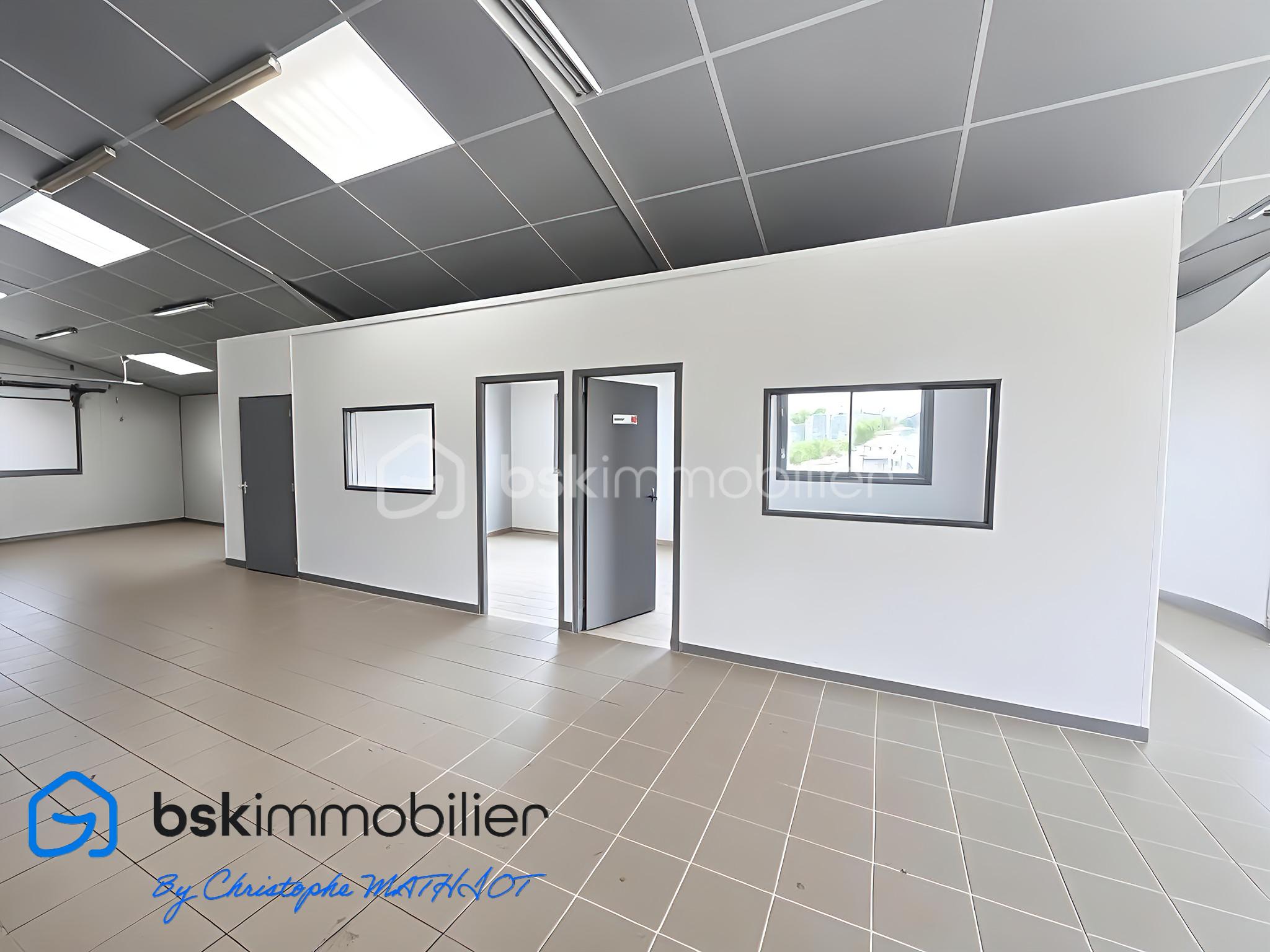 Local d activites de 1 700 m² - EnhanceLowLightImage_68_20250726.jpeg