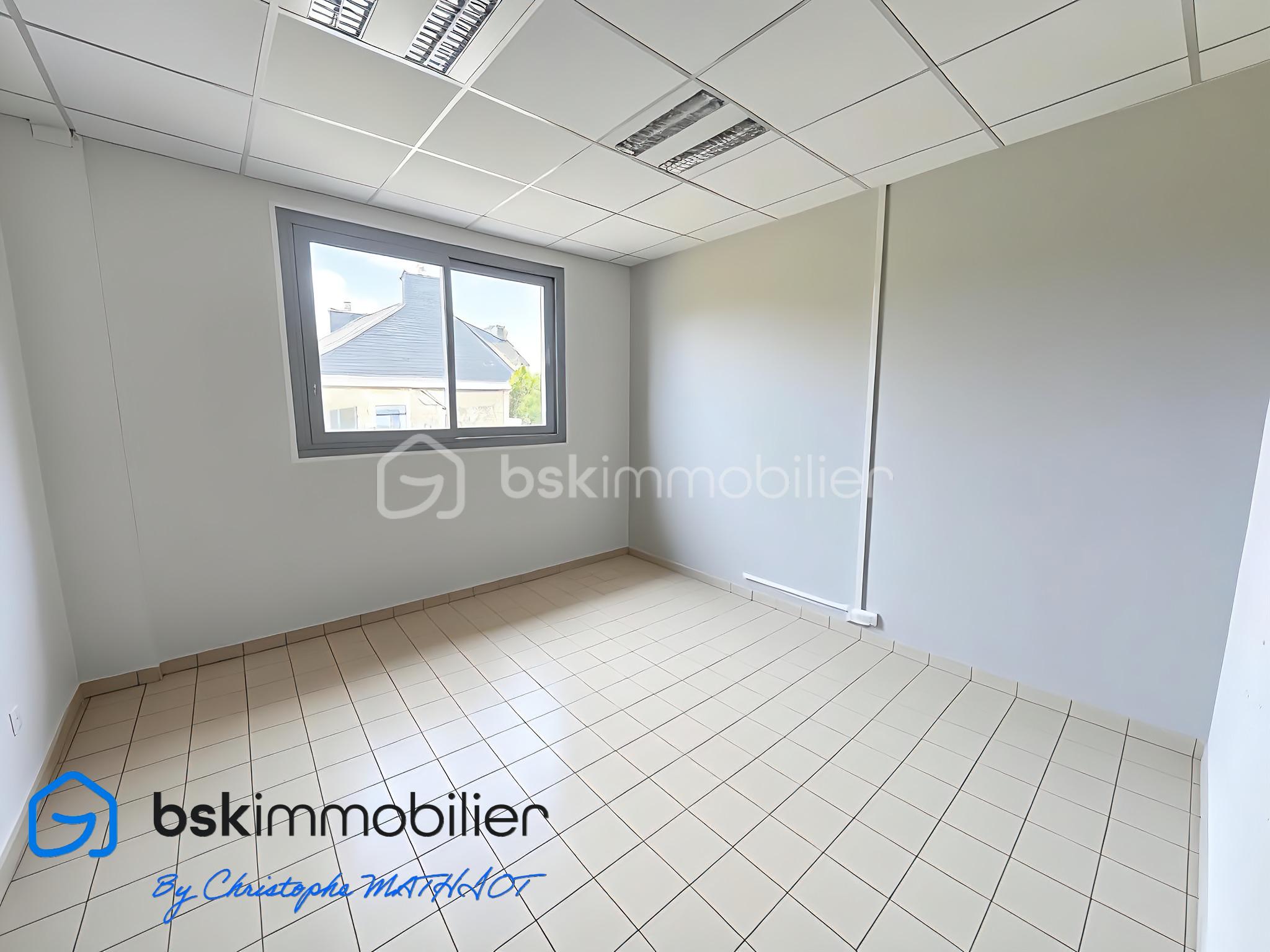 Local d activites de 1 700 m² - EnhanceLowLightImage_62_20250726.jpeg