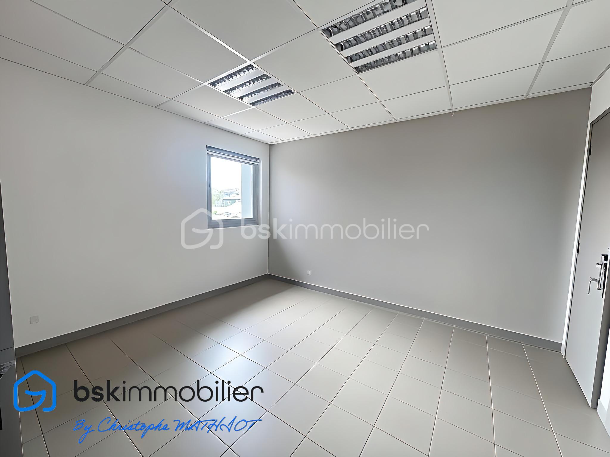 Local d activites de 1 700 m² - EnhanceLowLightImage_76_20250726.jpeg