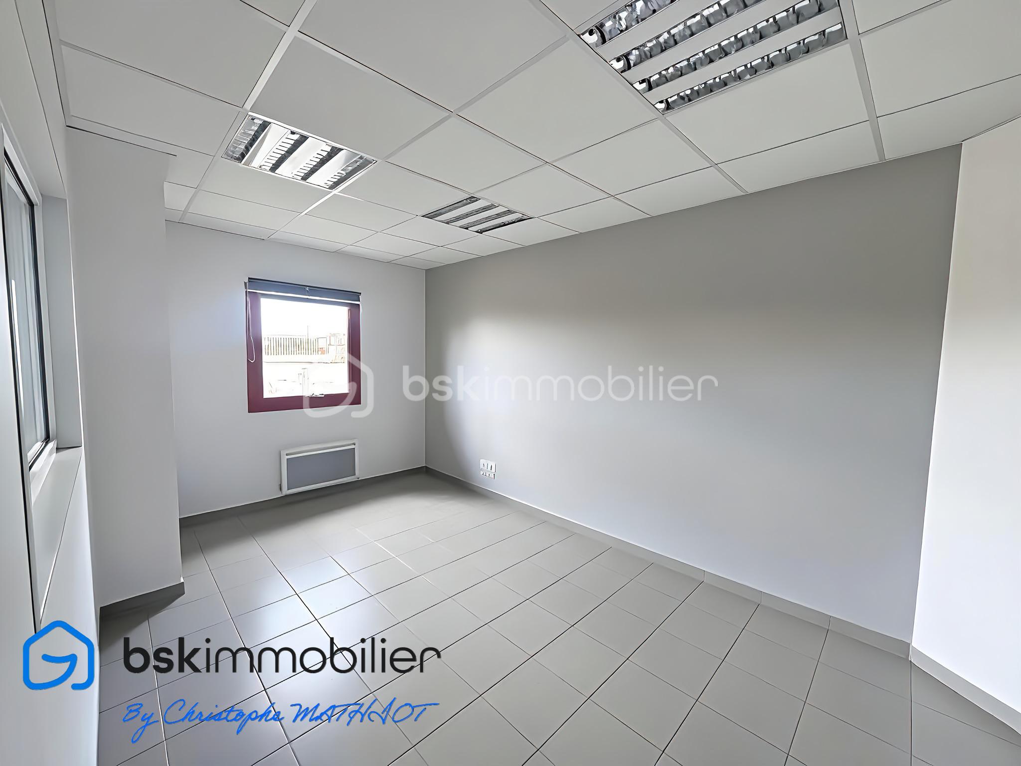Local d activites de 1 700 m² - EnhanceLowLightImage_106_20250726.jpeg
