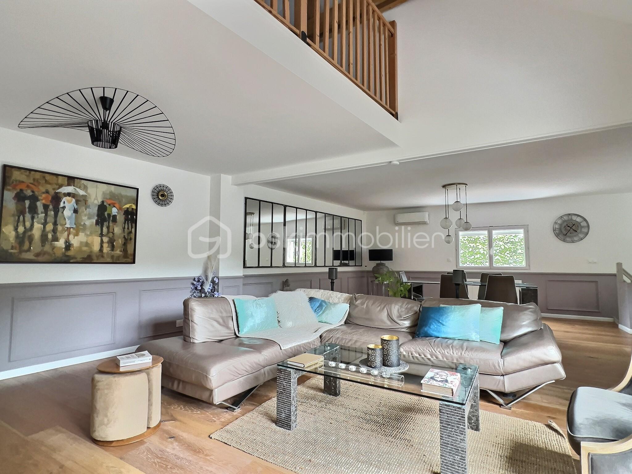 Maison de 240 m² - 8KWdJ5PlD1K3fGuGMeJiuo9GG6Xz6OeVr52woU9n.jpg