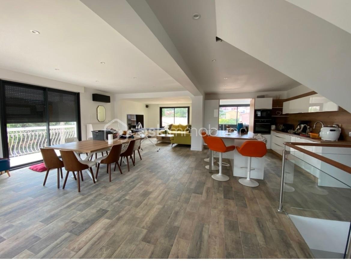 Maison de 250 m² - grand angle piece à vivre.jpg