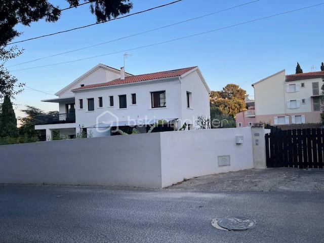 Maison de 250 m² - vue de la rue.jpg