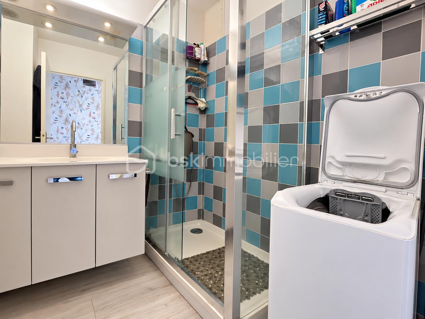 Salle de bain moderne avec buanderie.png