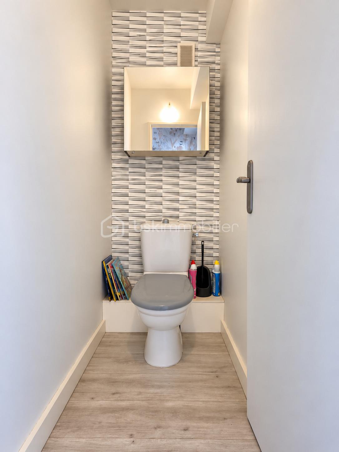 Petit WC moderne aux mosaïques élégantes.png
