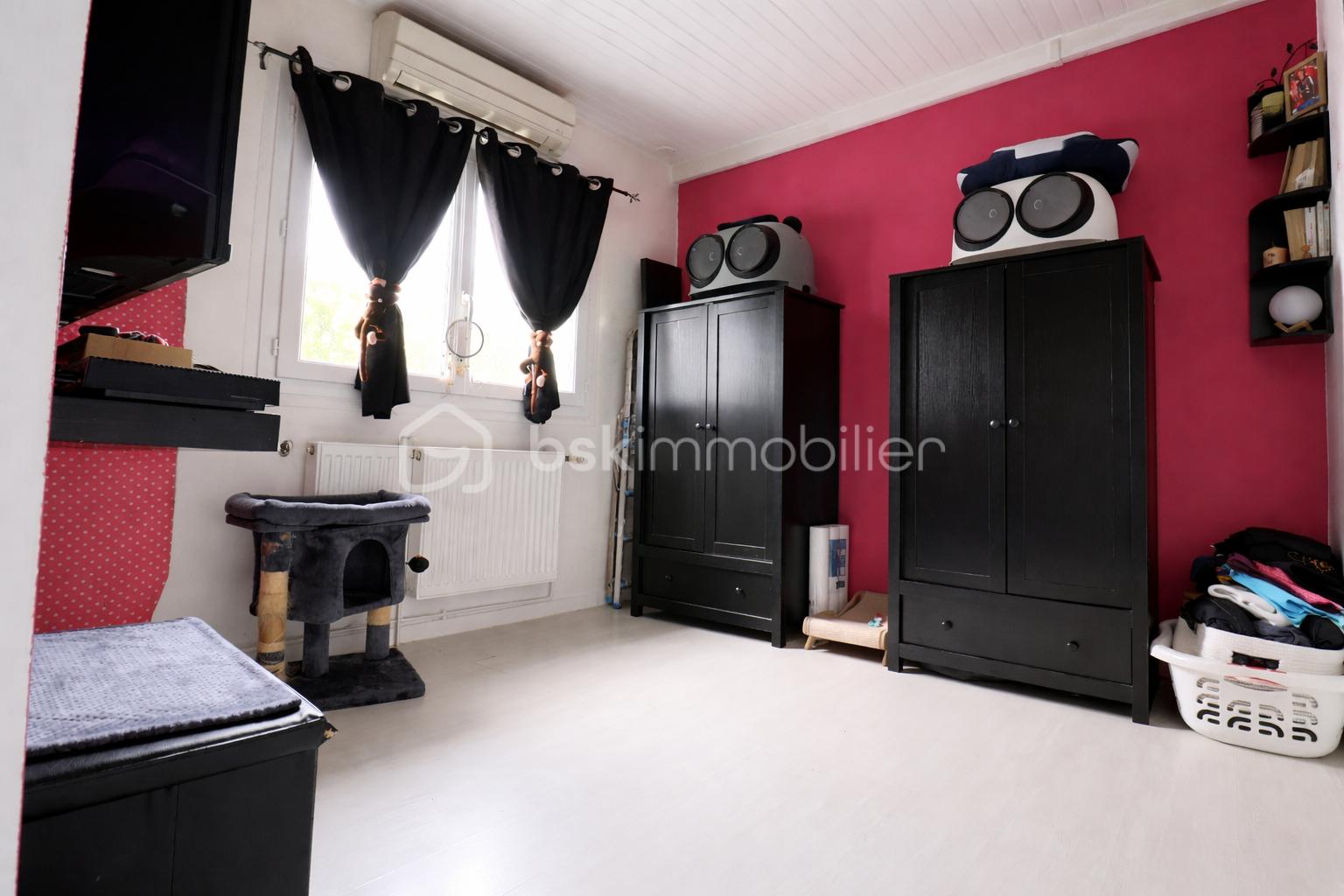 Chambre moderne avec accents vibrants.png