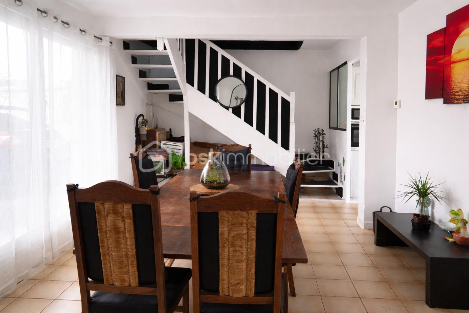 Espace de repas lumineux et moderne.png