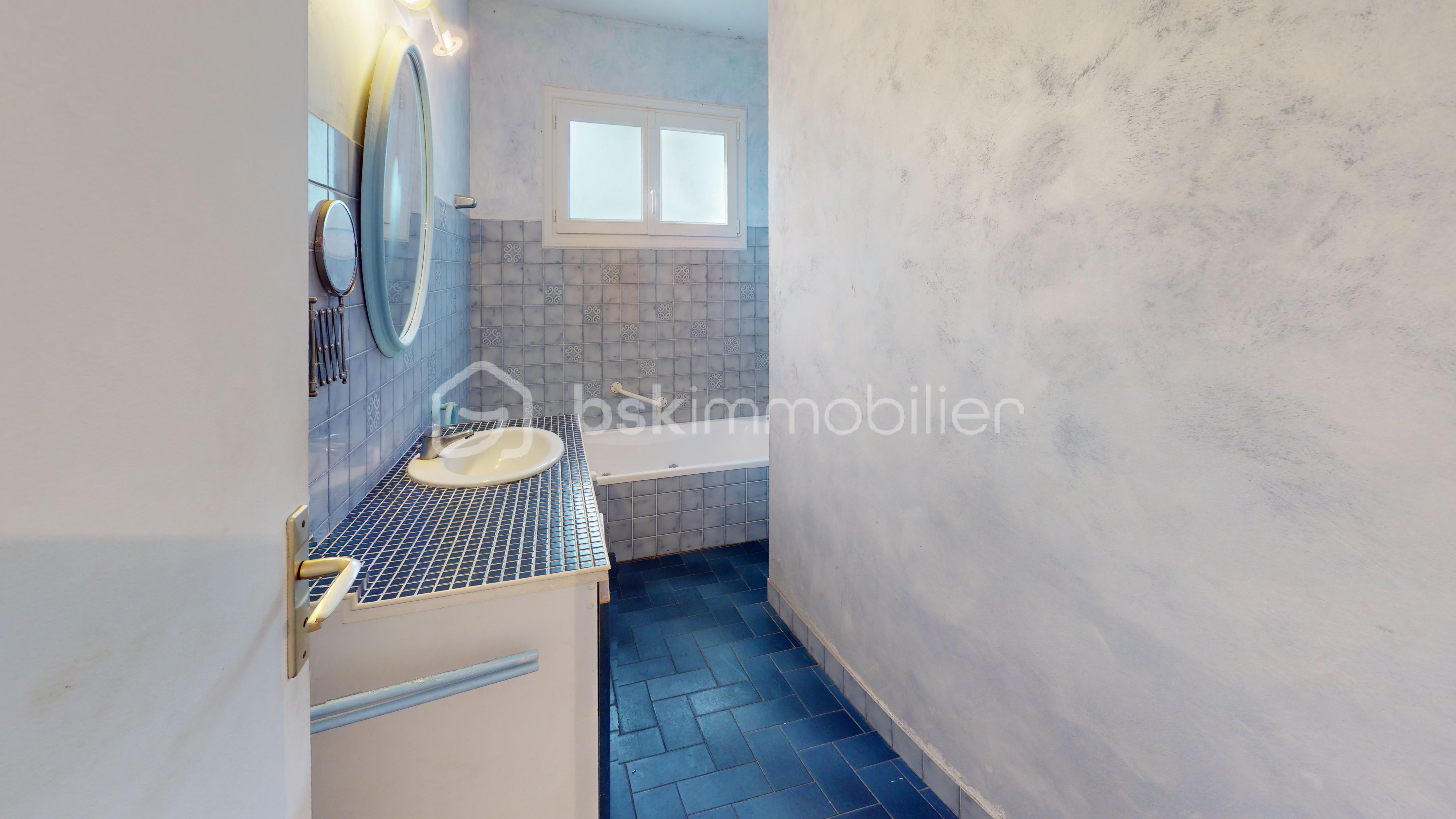 Maison traditionnelle de 115 m² - Donnery-Bathroom.jpg