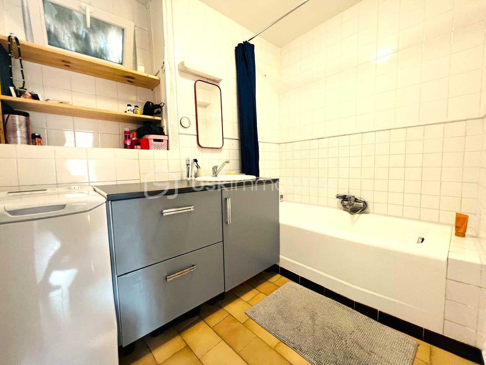 Appartement de 52,62 m² - SDB AVEC TUBE.jpg