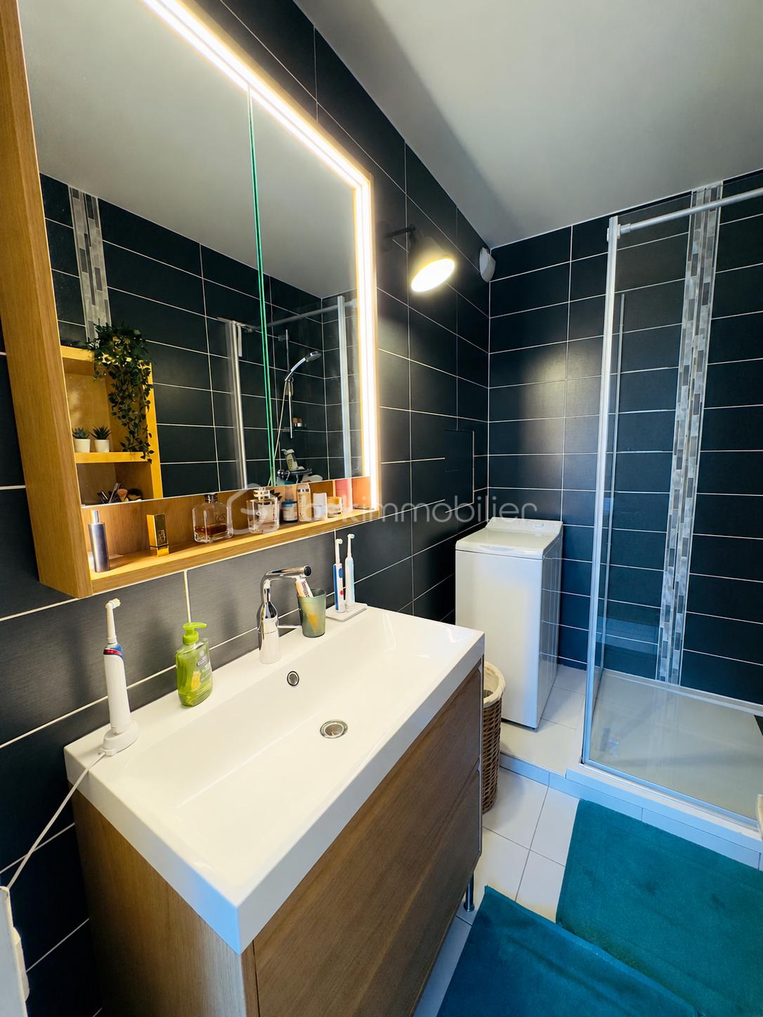 Salle de bain moderne sans reflet humain.png