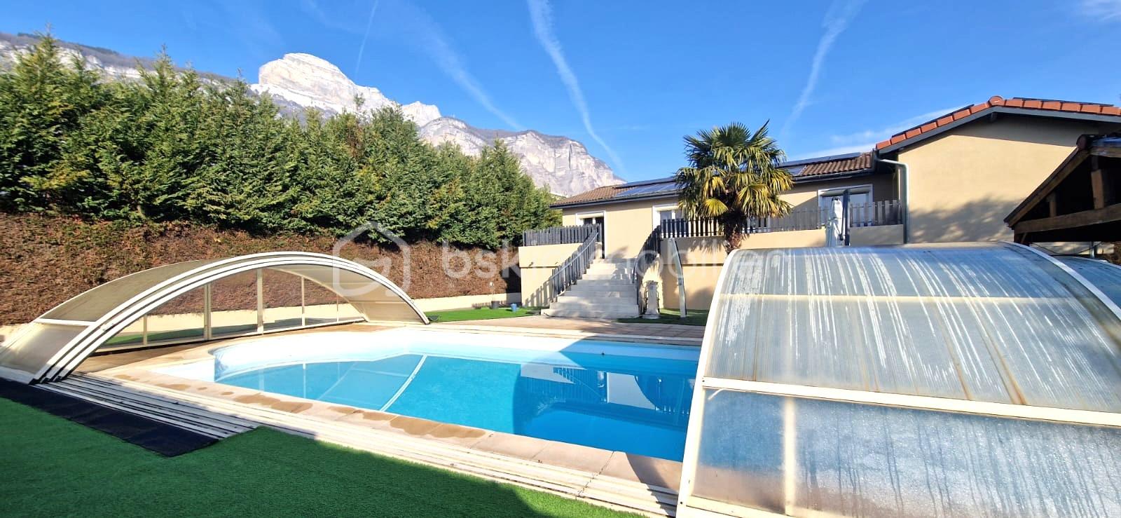 PISCINE VUE MAISON CHARTREUSE.jpeg