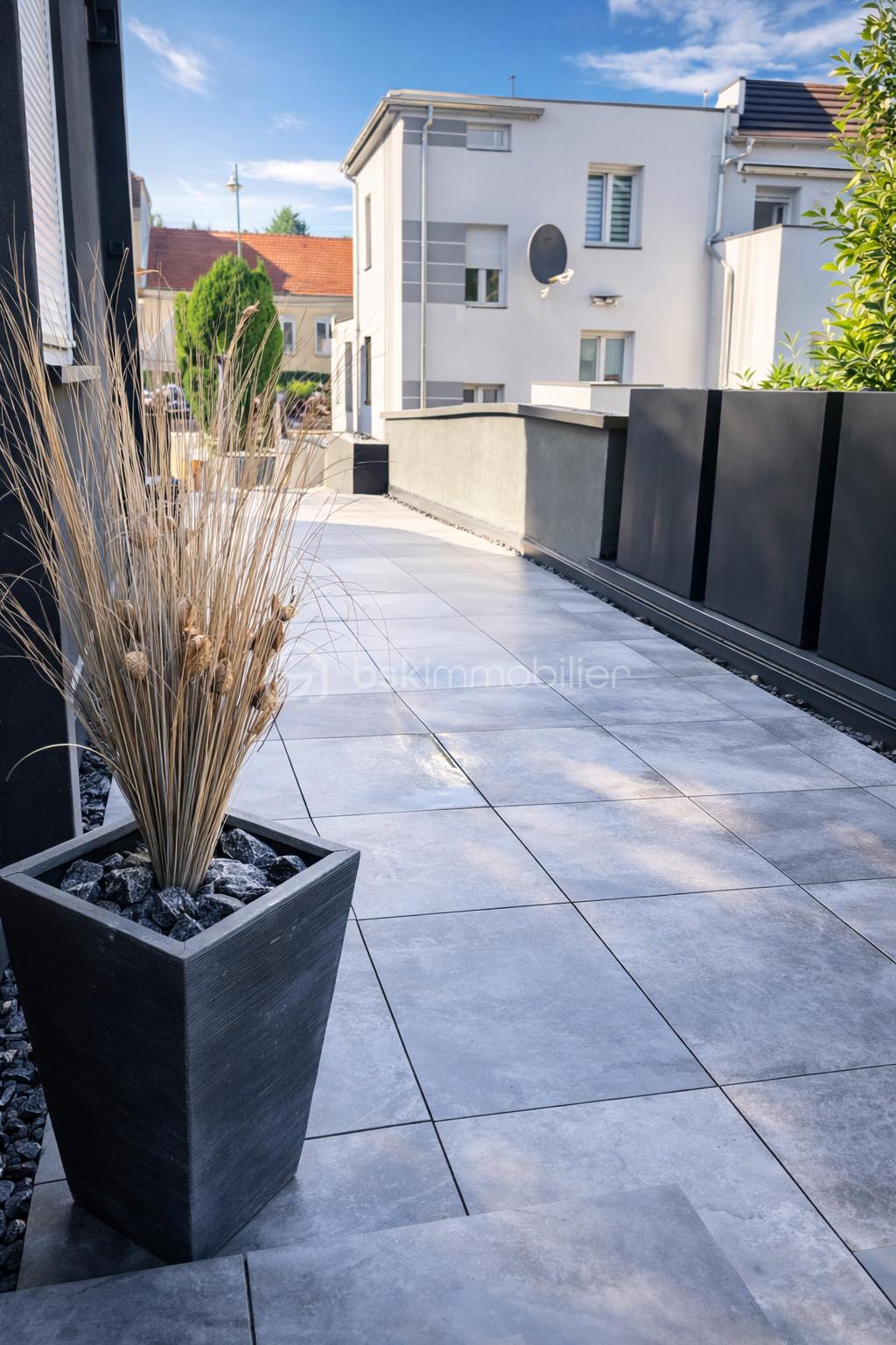 Terrasse moderne avec plante décorative.png