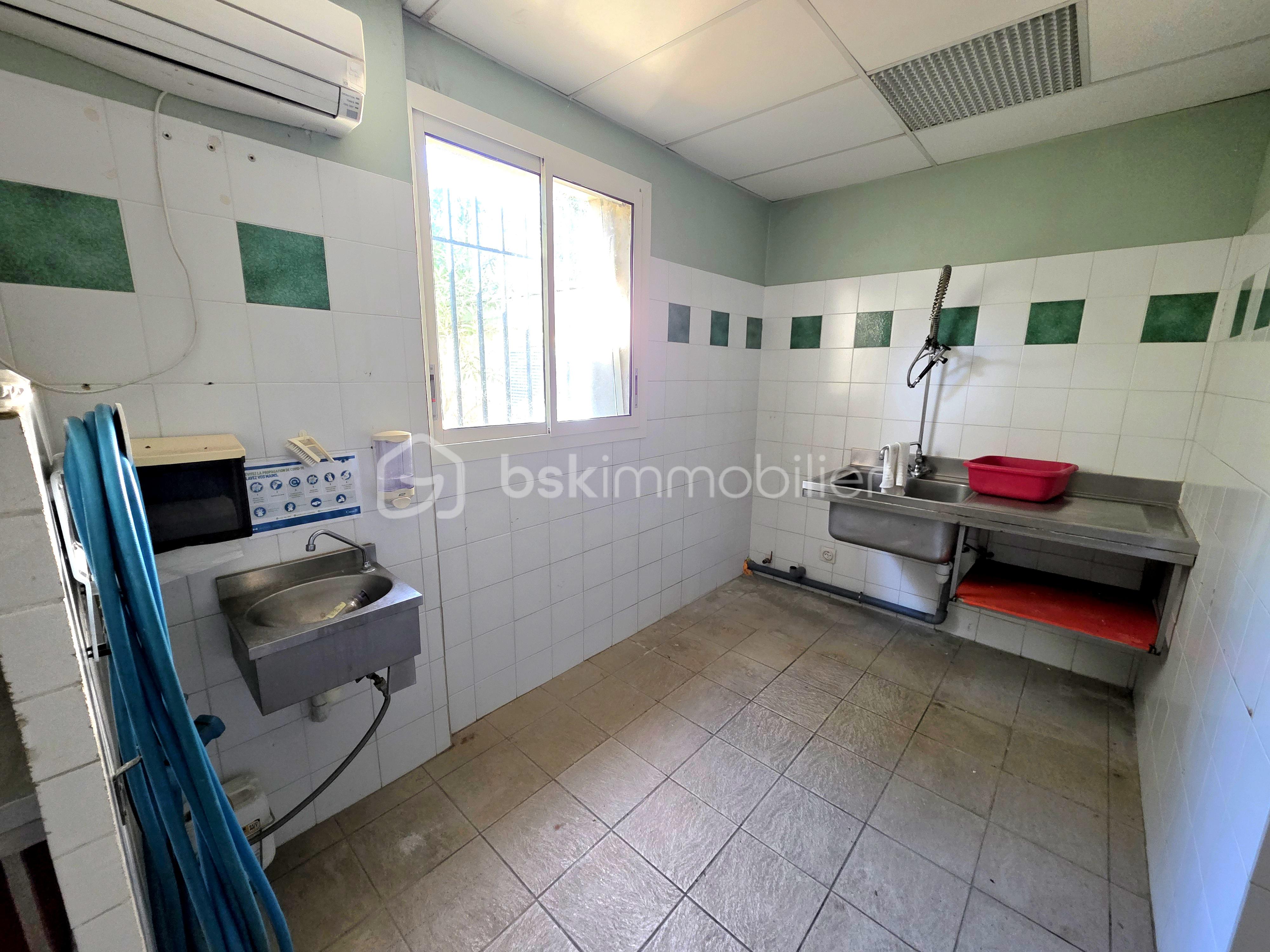 Local d activites de 99 m² - 20251028_142321.jpg