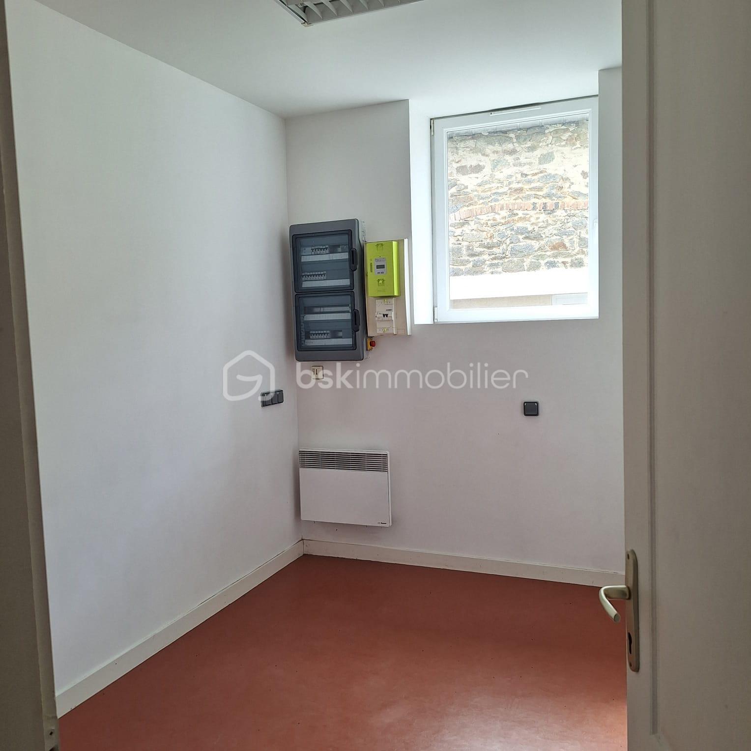 Local d activites de 50 m² - d7aafc7c-4986-4884-9b42-462d3c8734a1.jpeg