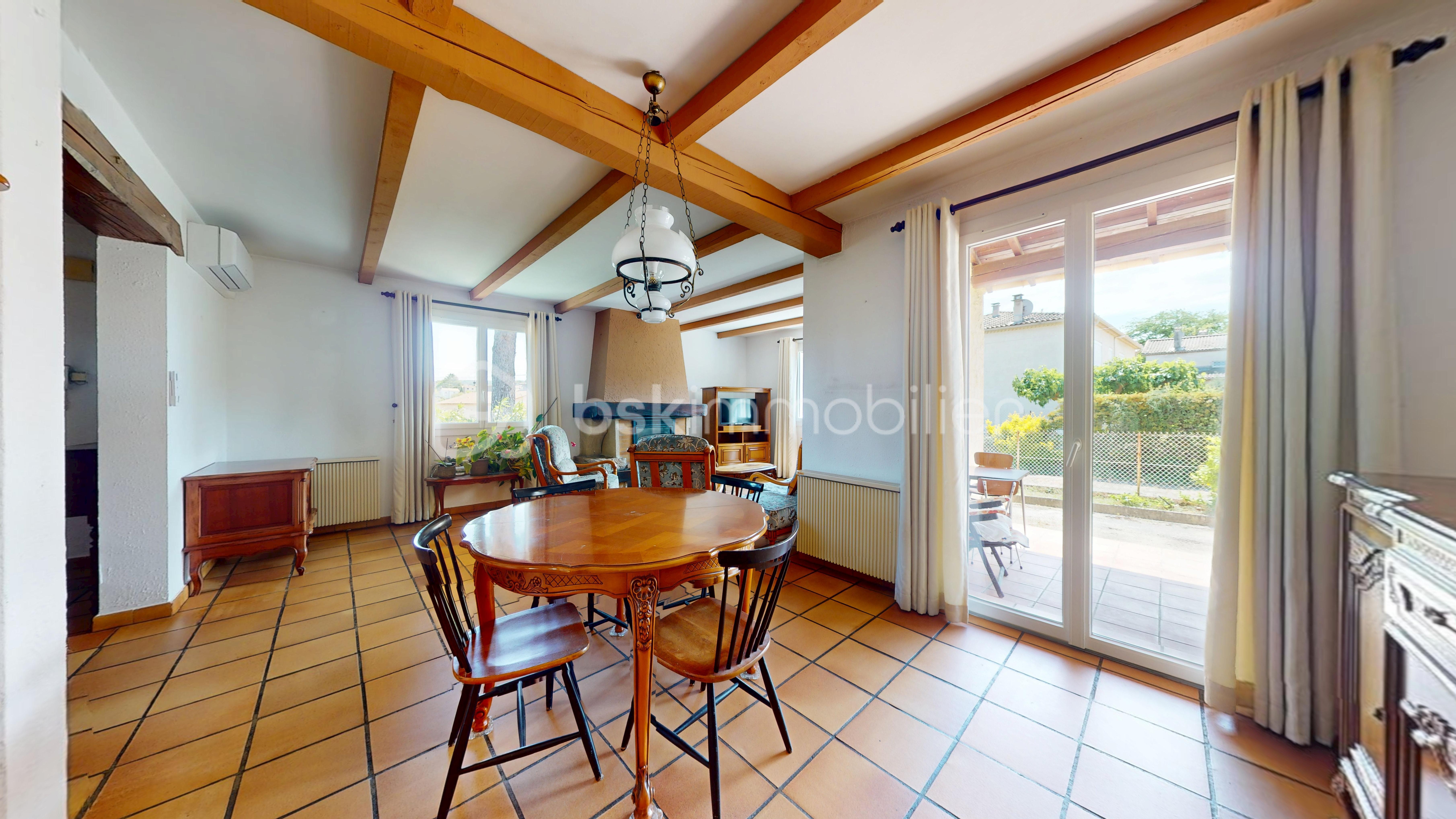 Maison traditionnelle de 124 m² - Maison-T5-dans-un-ecrin-de-verdure-05162025_204852.jpg