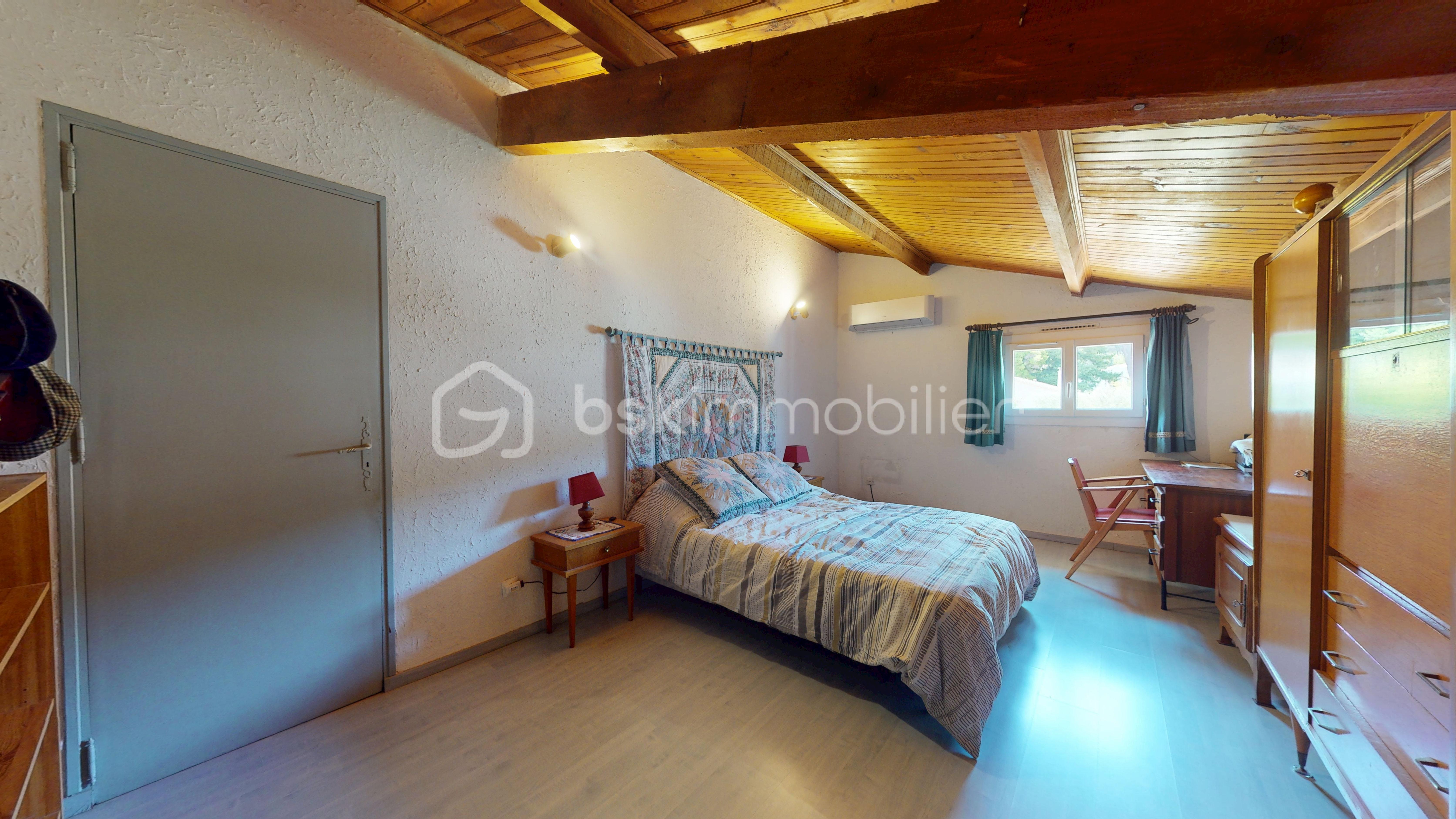 Maison traditionnelle de 124 m² - Maison-T5-dans-un-ecrin-de-verdure-05162025_205547.jpg